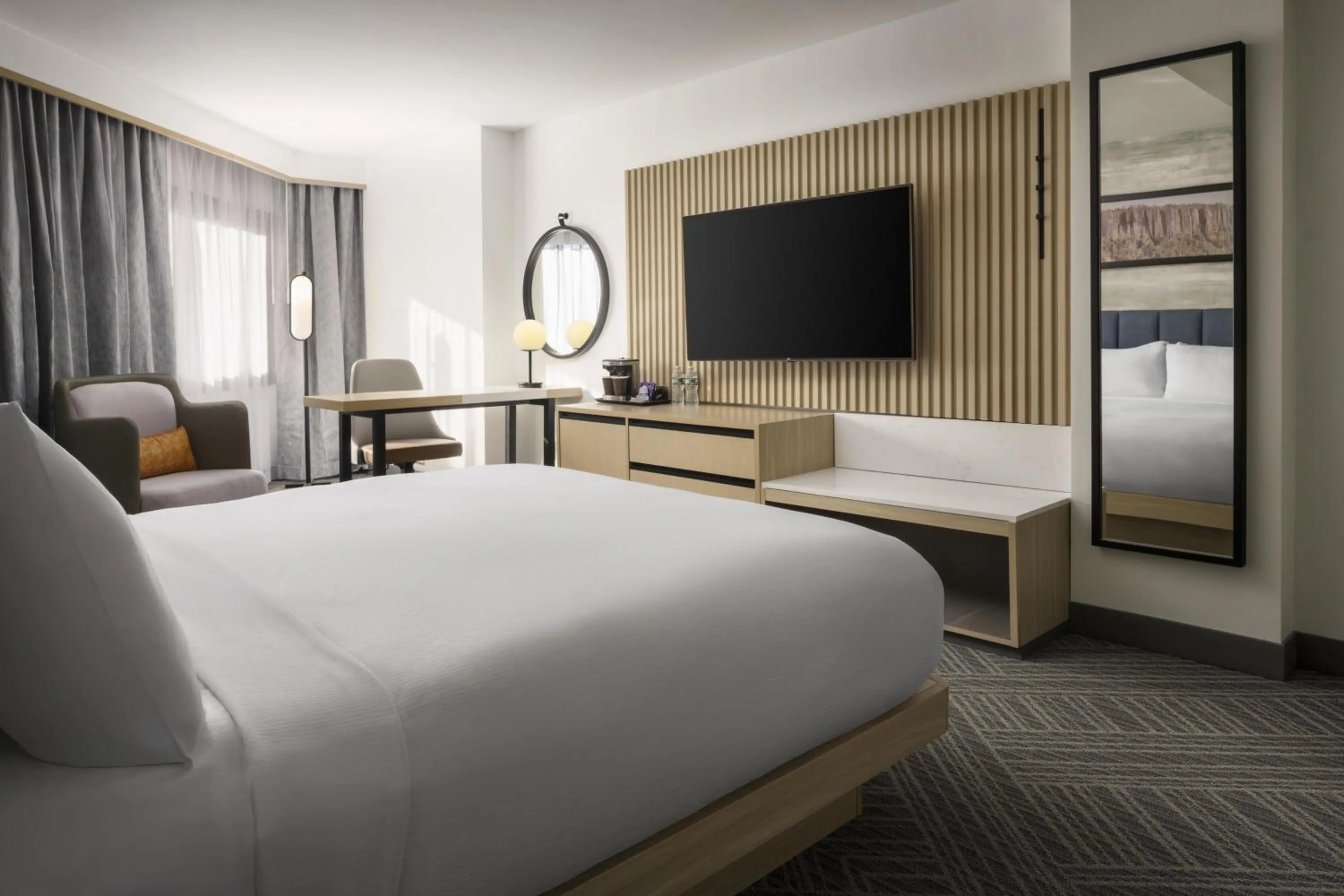 Bed in DoubleTree by Hilton Fort Lee/George Washington Bridge