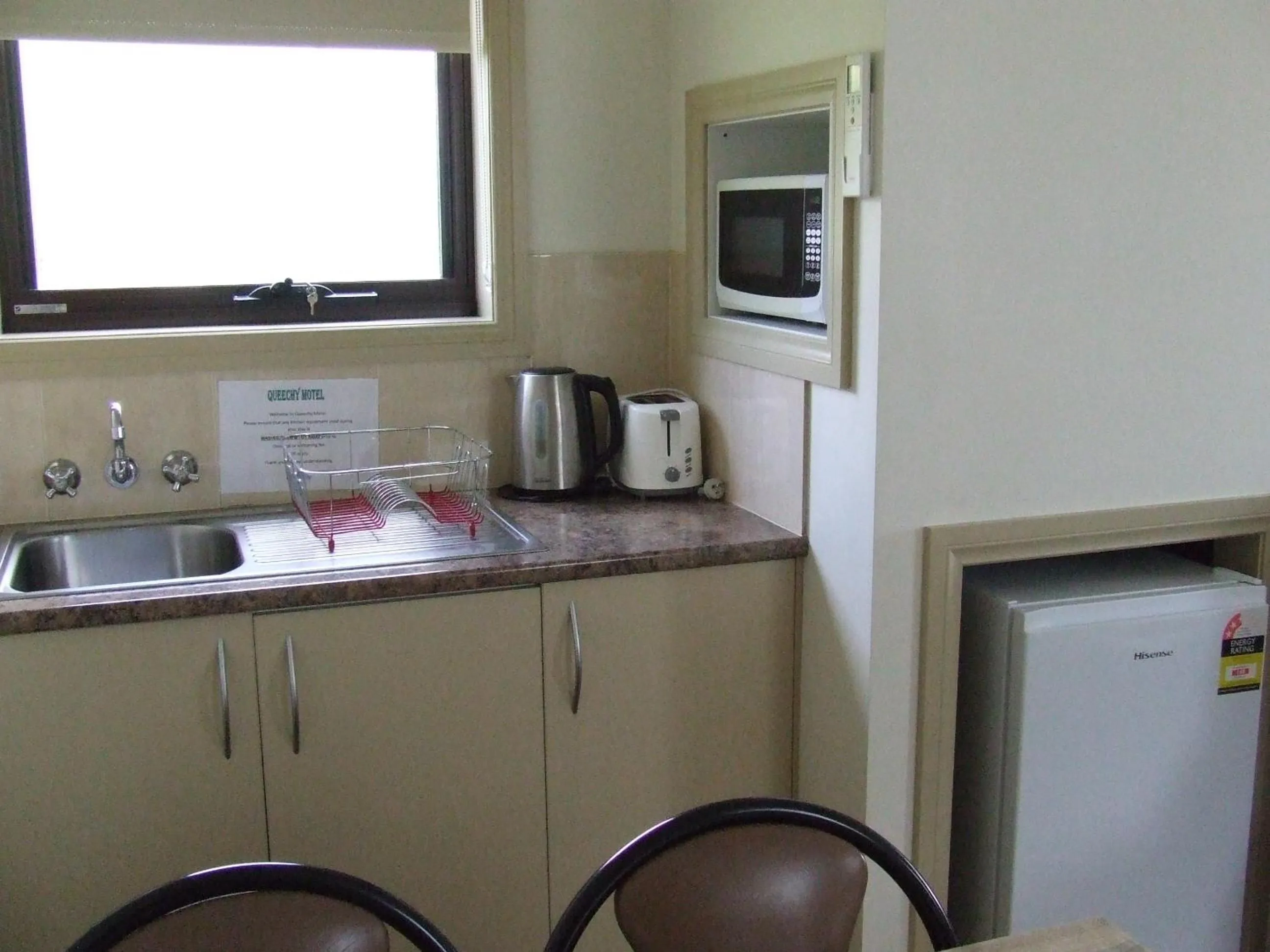 Kitchen or kitchenette in Queechy Motel