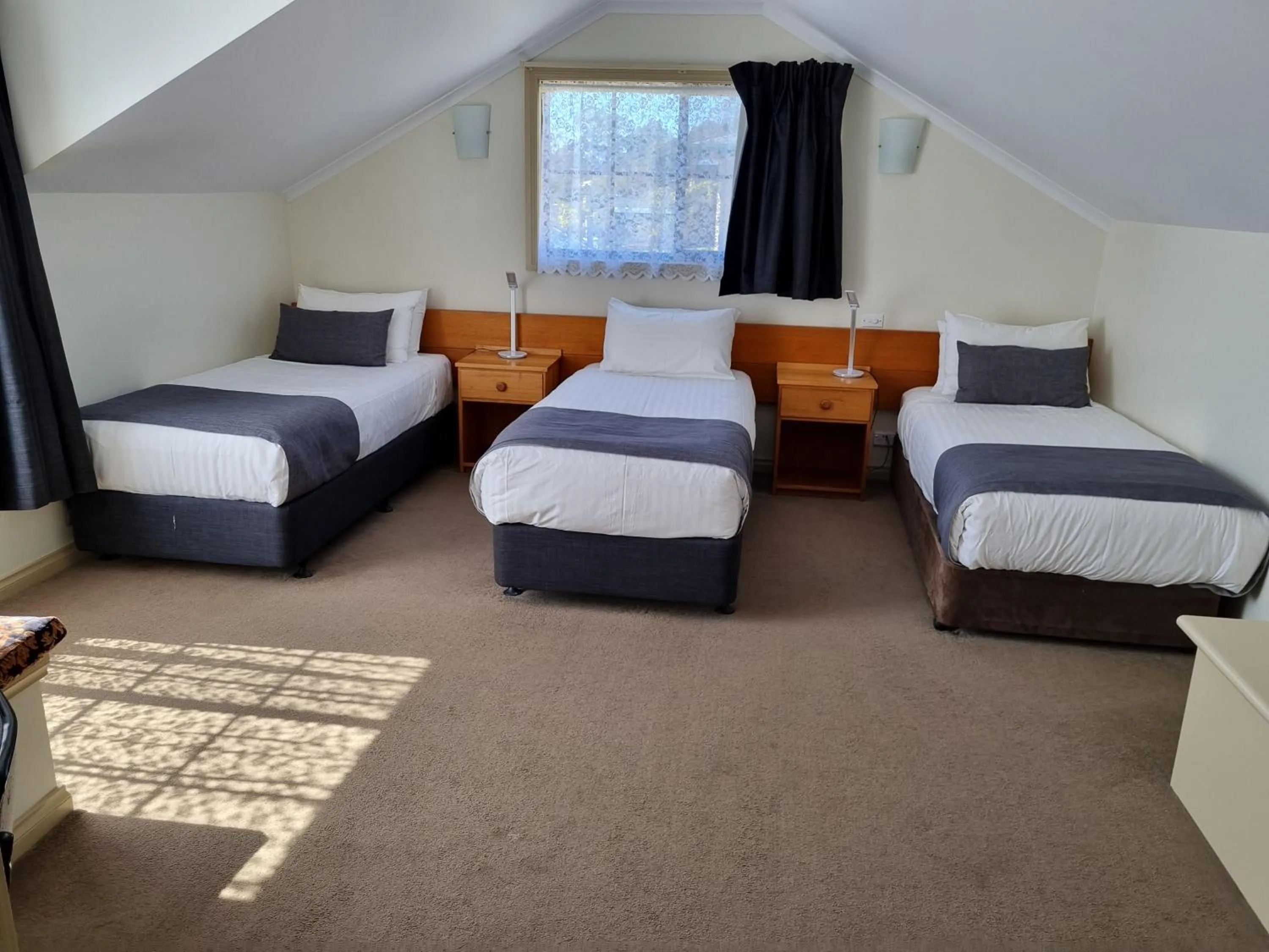 Property building, Bed in Queechy Motel