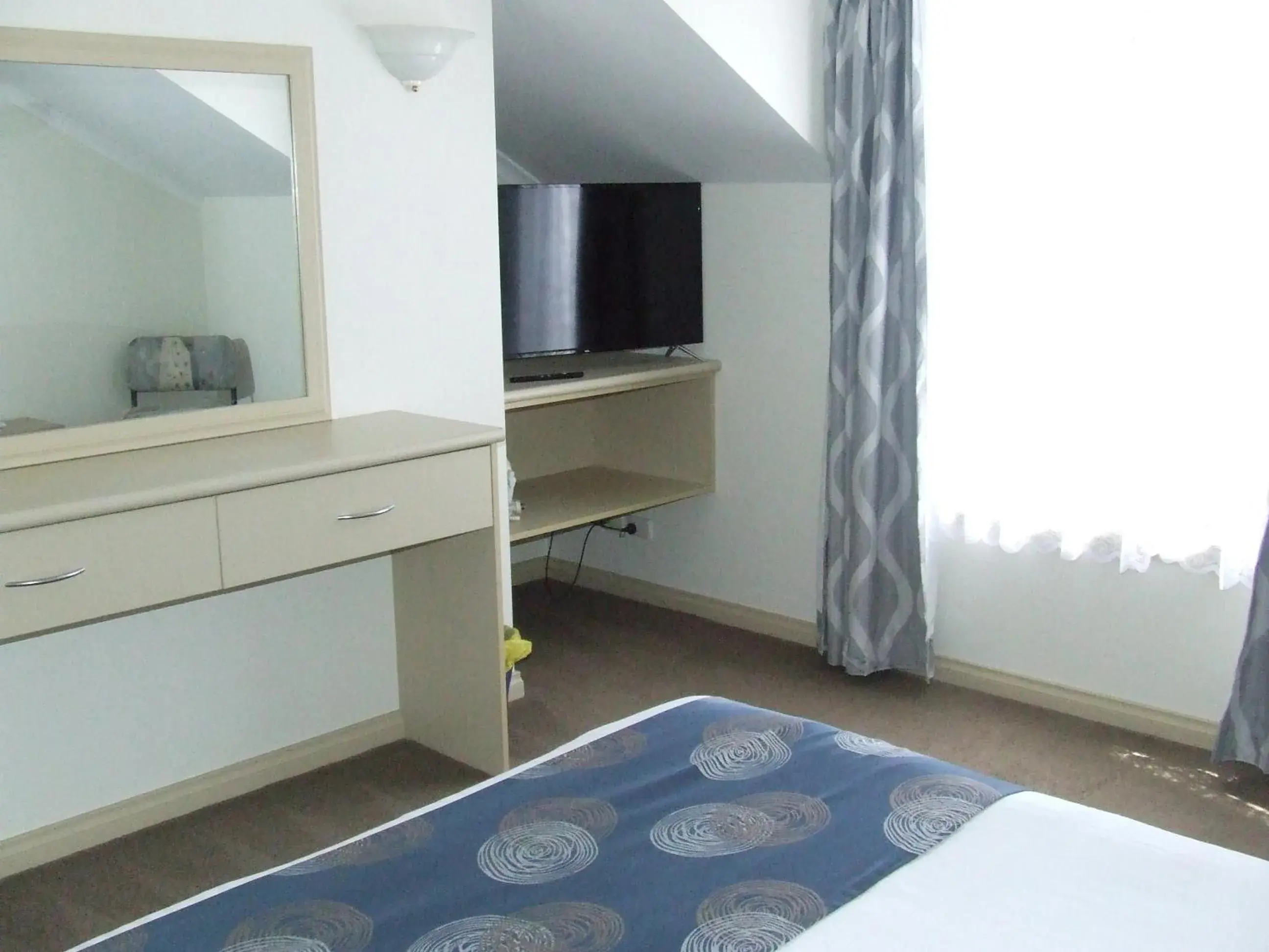 Queen Room with Water View (22) in Queechy Motel Queen Room with Water View (22) in Queechy Motel