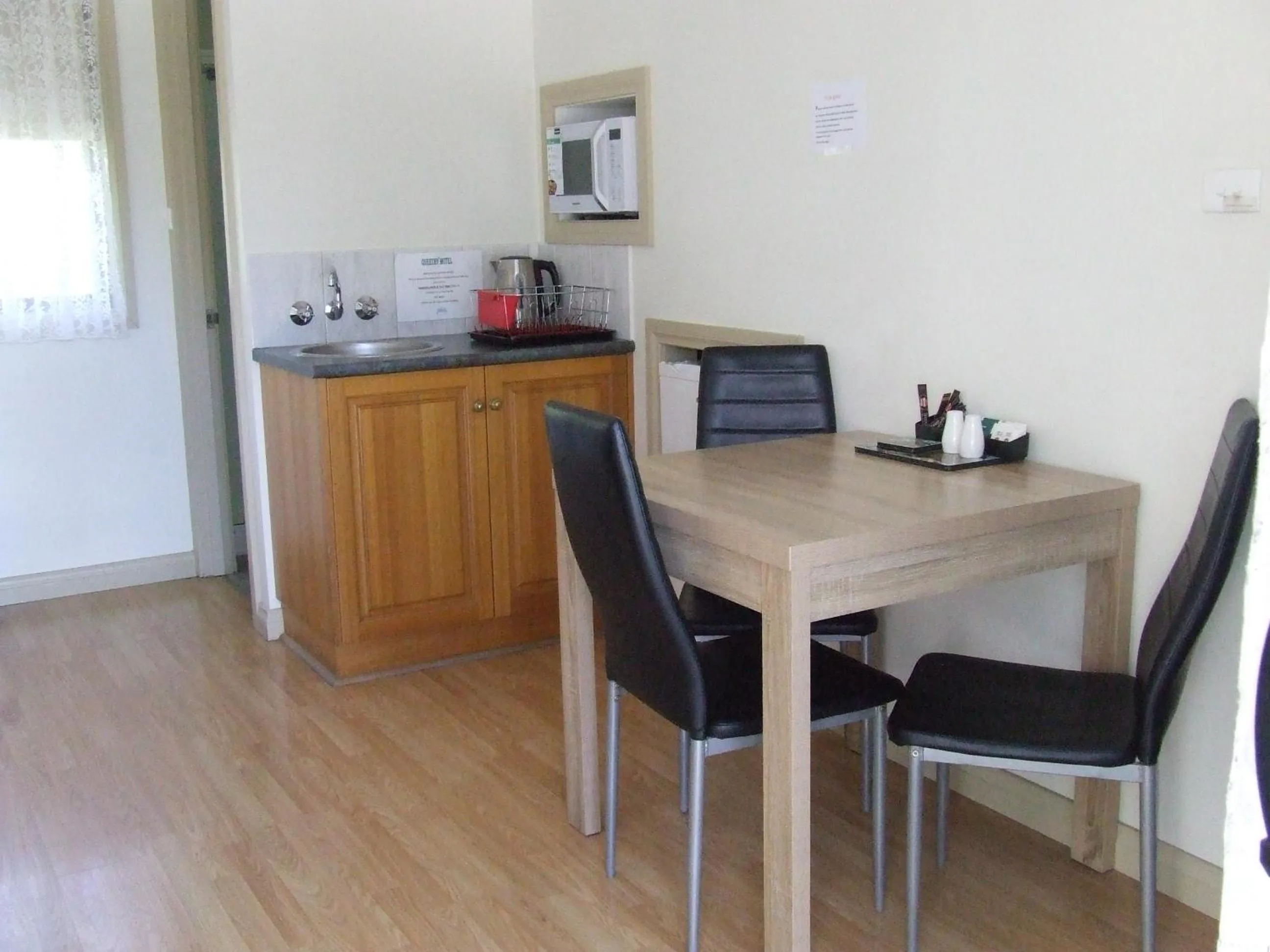 Kitchen or kitchenette in Queechy Motel