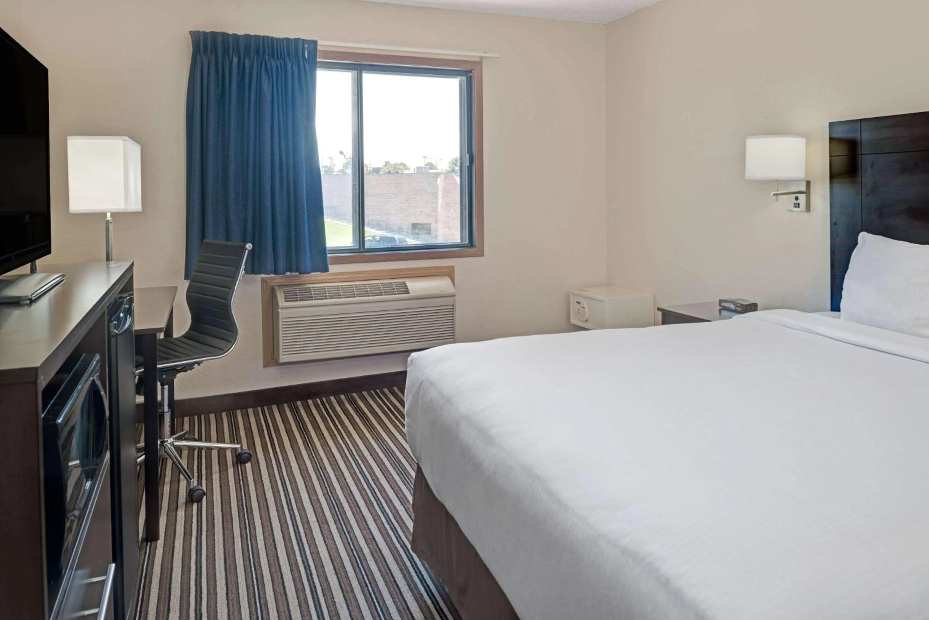 Photo of the whole room, Bed in Super 8 by Wyndham Omaha I-80 West