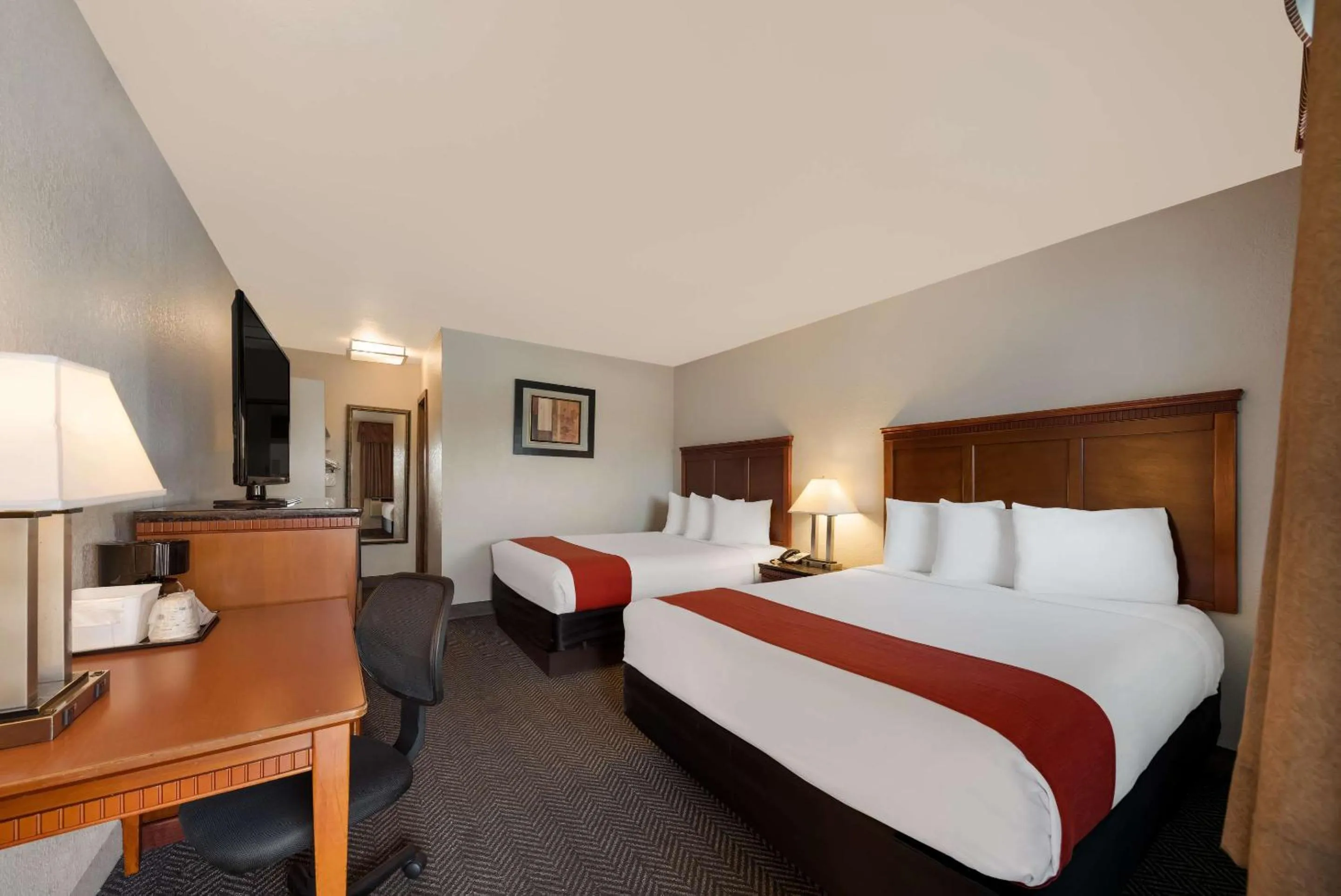 Bedroom, Bed in Rodeway Inn South San Francisco Airport