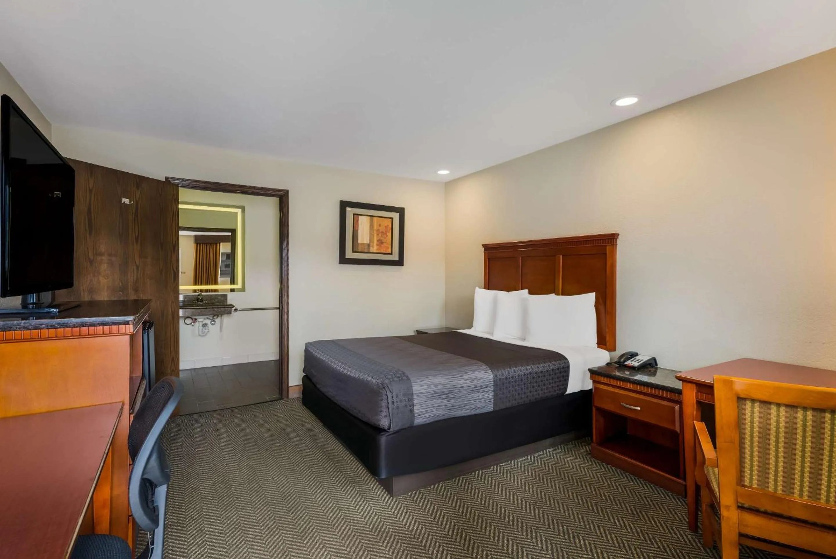 Bedroom, Bed in Rodeway Inn South San Francisco Airport