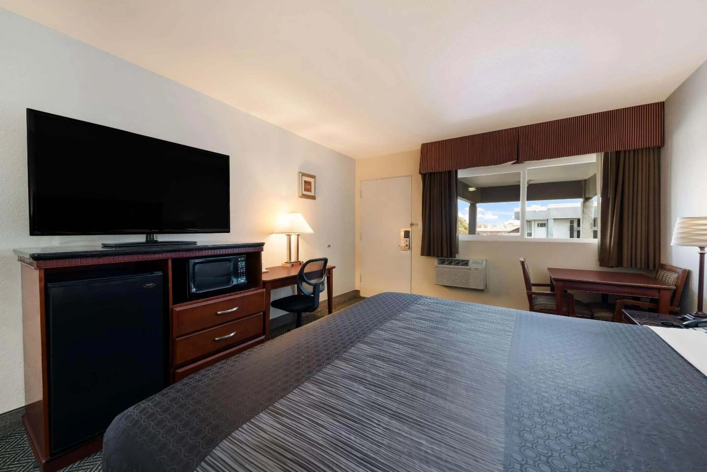 Bedroom, Bed in Rodeway Inn South San Francisco Airport