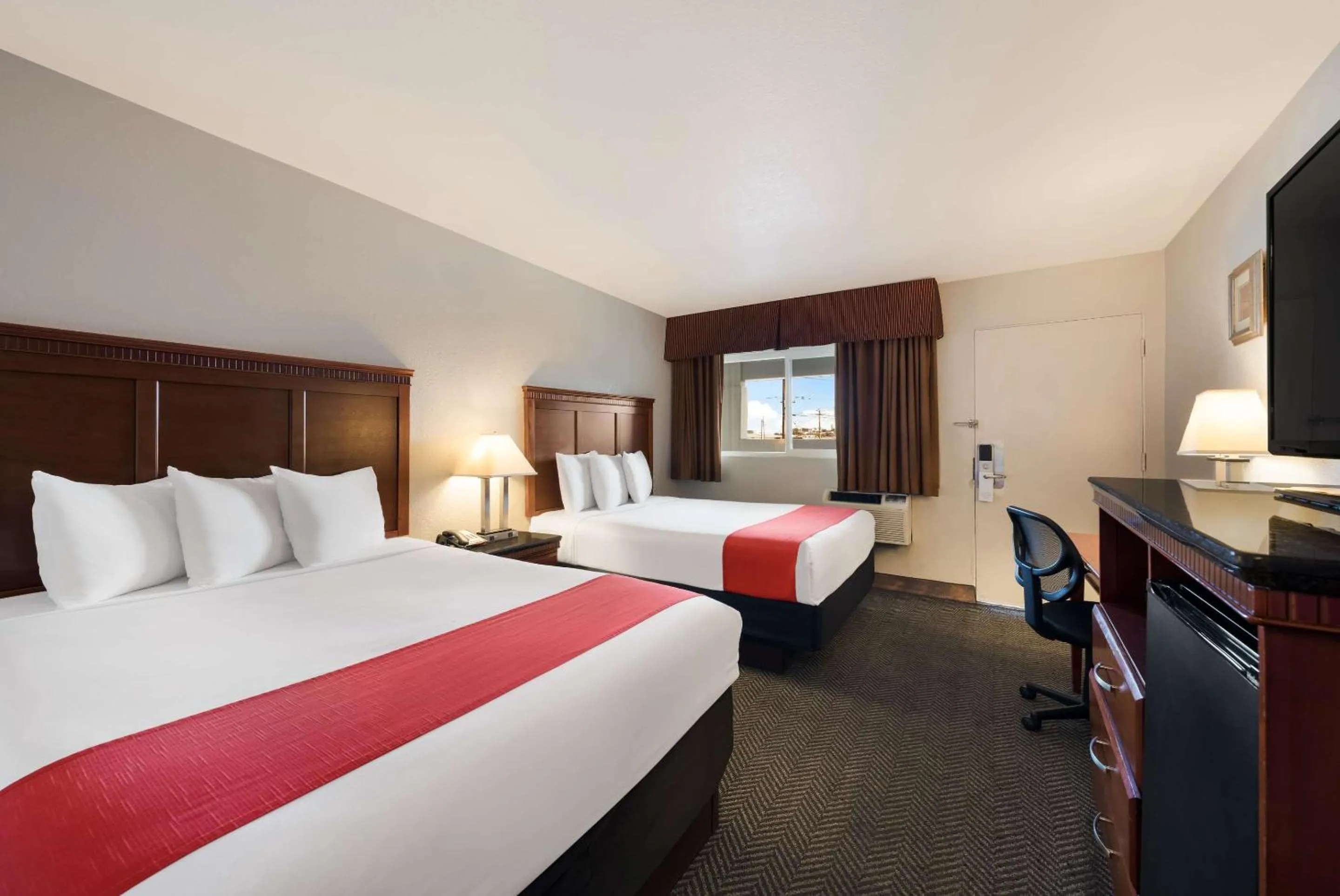 Bedroom, Bed in Rodeway Inn South San Francisco Airport