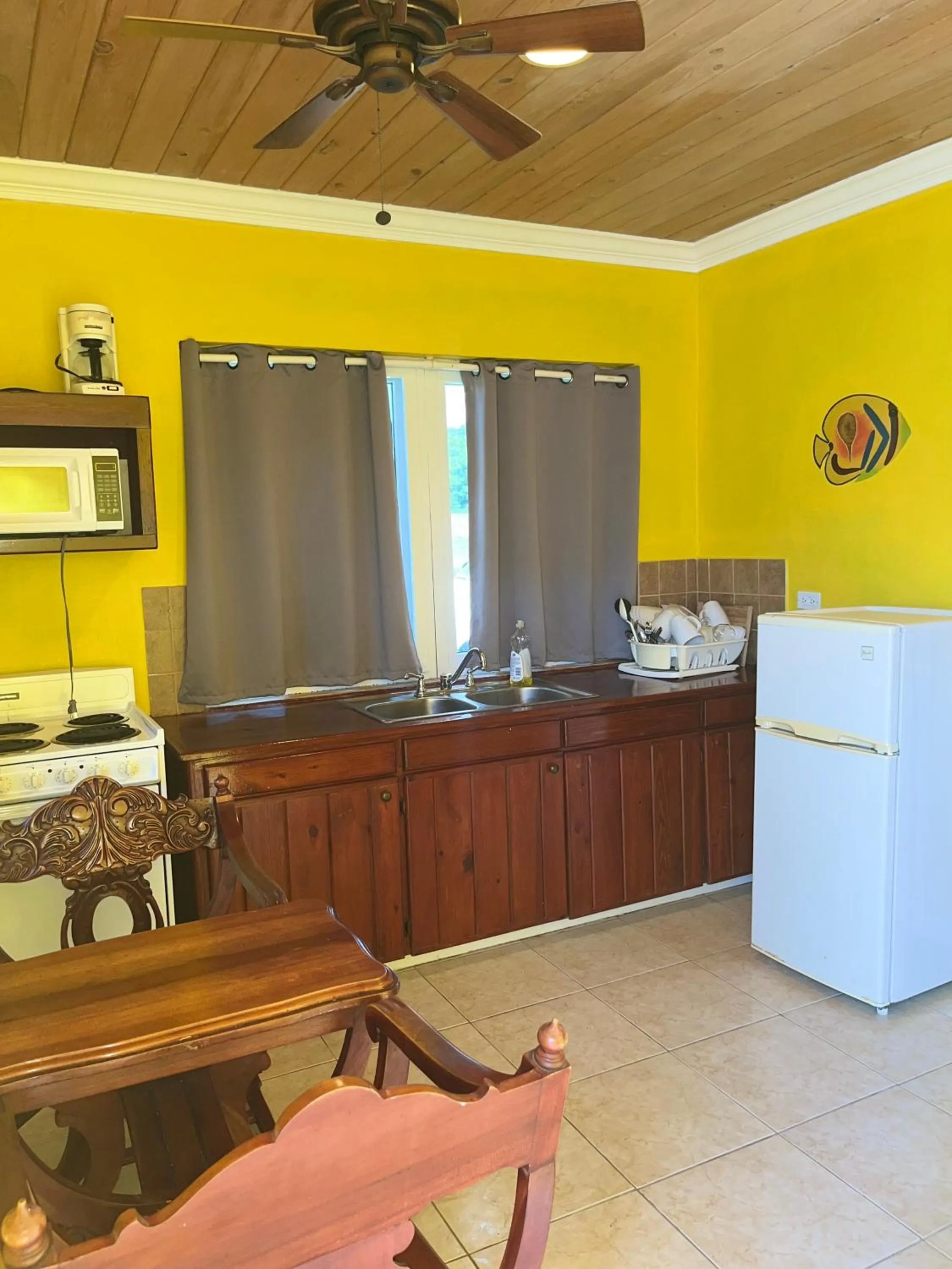 Kitchen or kitchenette in Bay Inn Estates