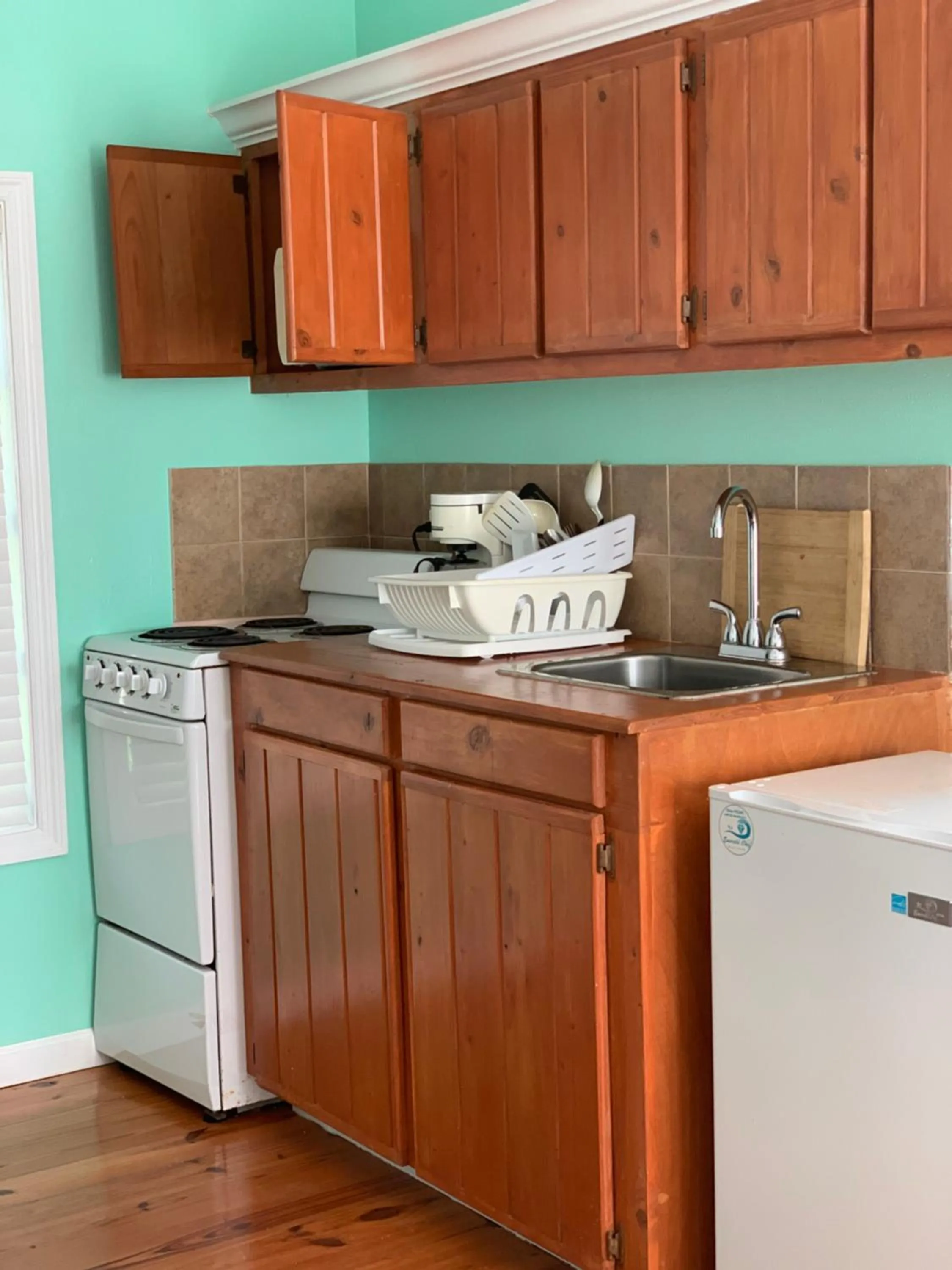 Kitchen or kitchenette in Bay Inn Estates