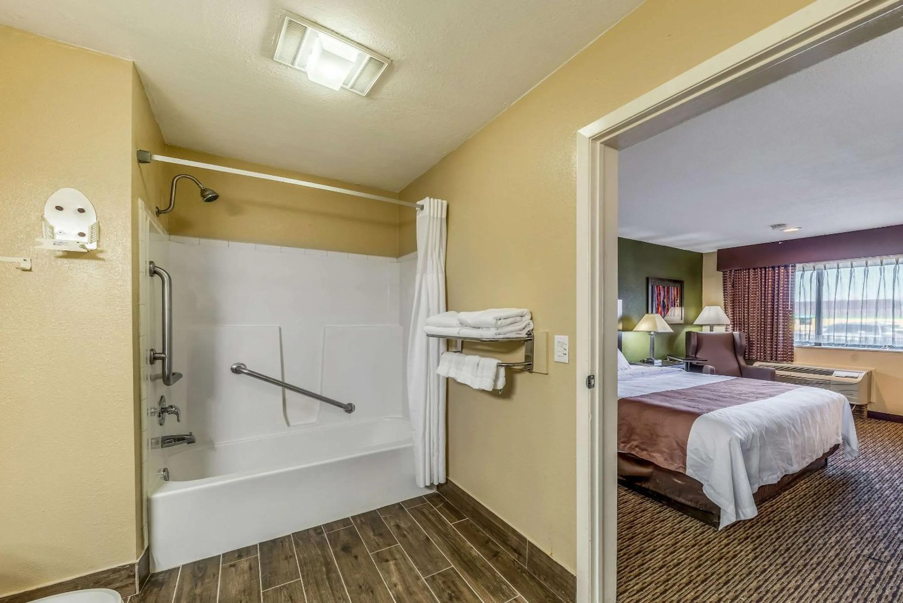 Bathroom, Bed in Quality Inn Glenpool - Tulsa