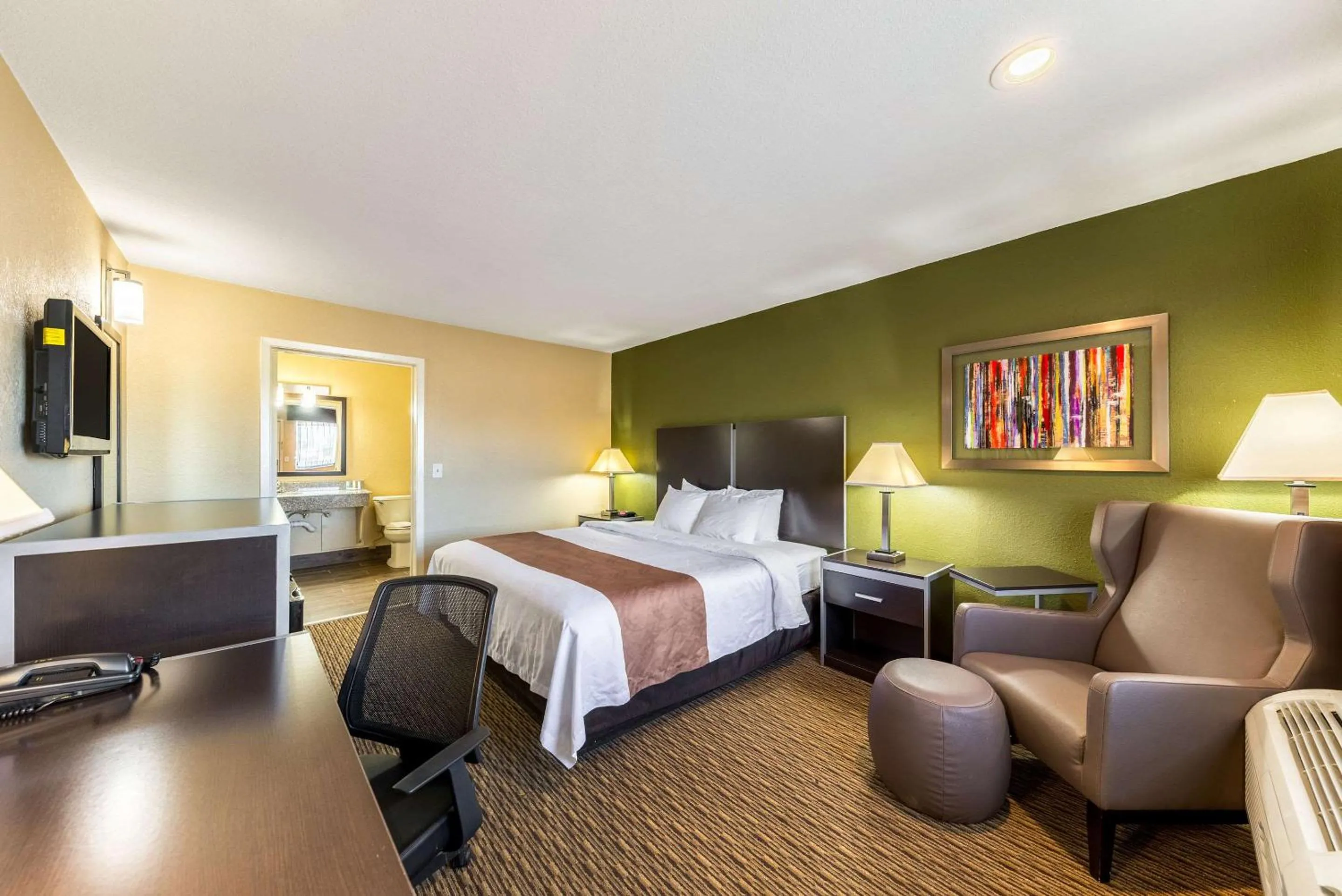 Photo of the whole room, Bed in Quality Inn Glenpool - Tulsa