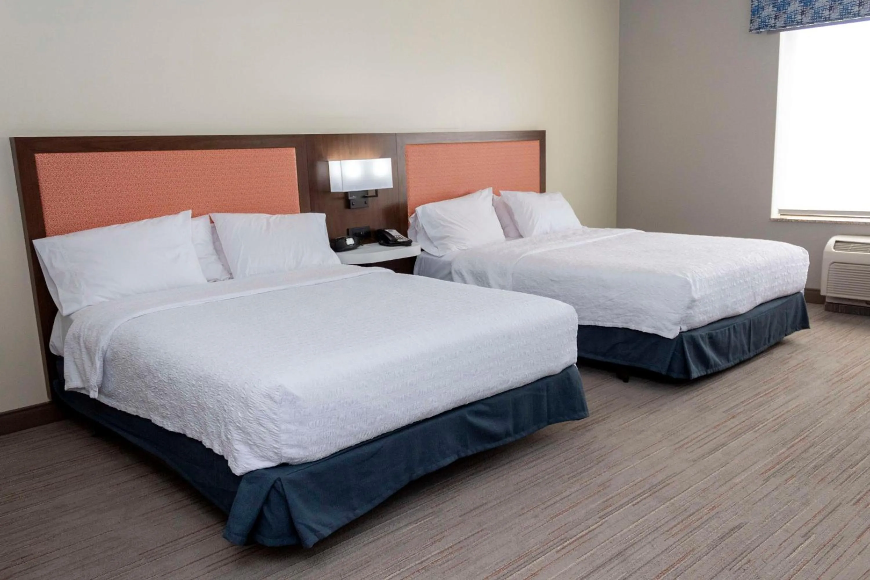 Bed in Hampton Inn & Suites Riverton