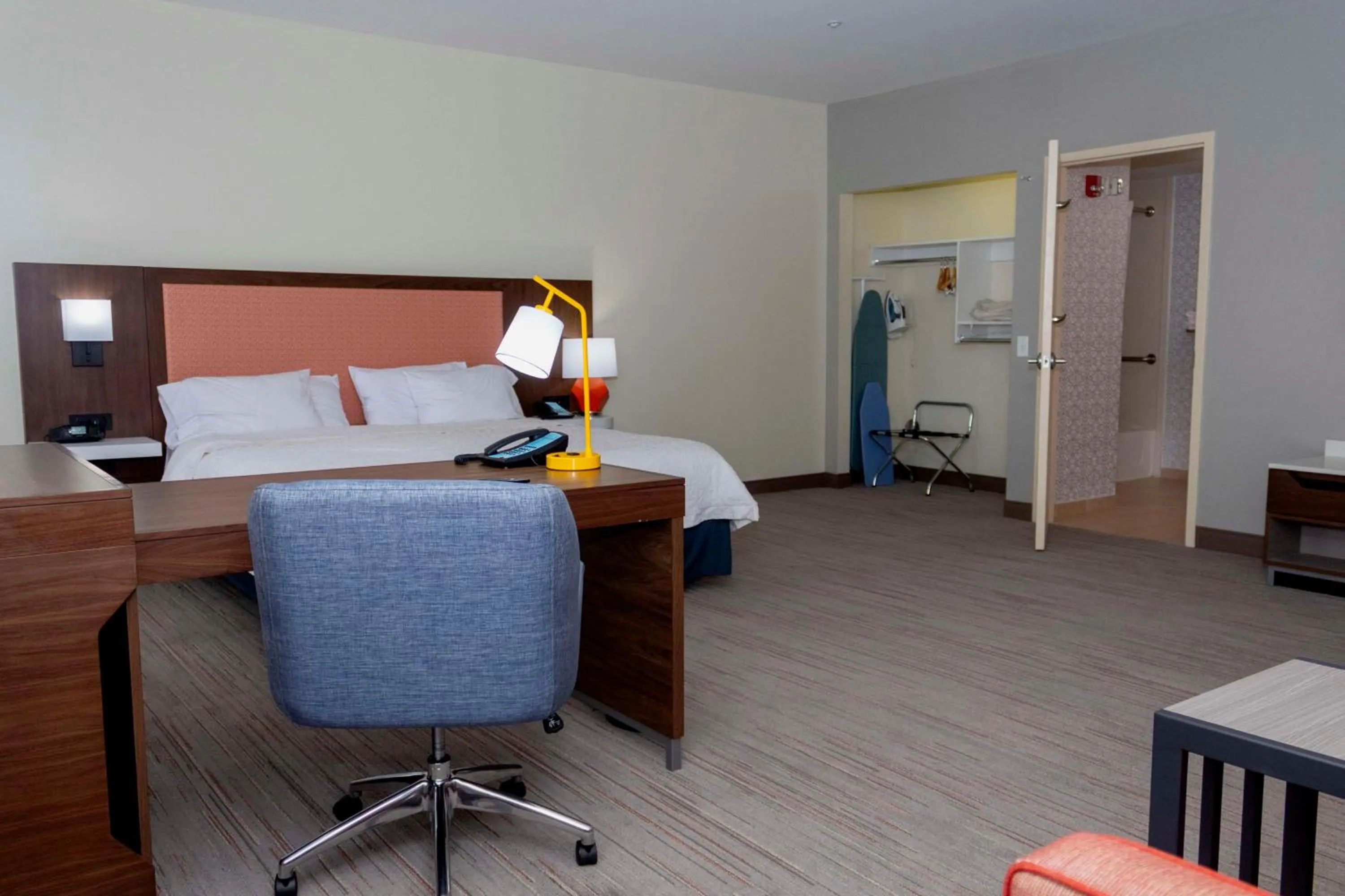 Bed in Hampton Inn & Suites Riverton