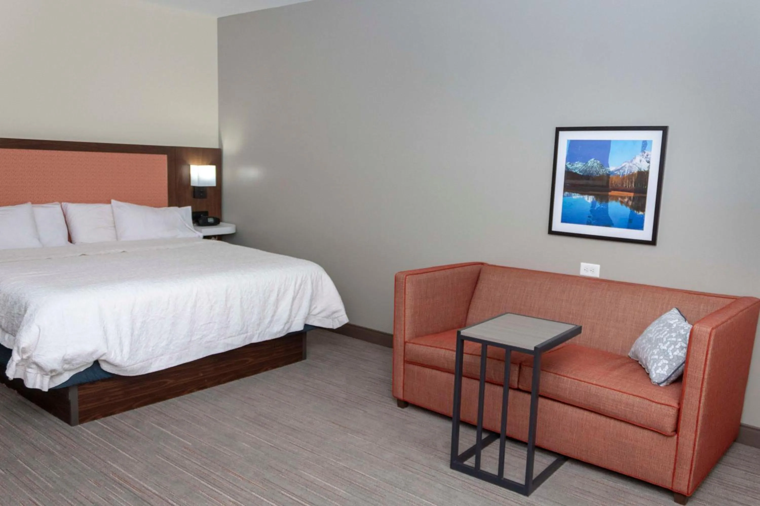 Living room, Bed in Hampton Inn & Suites Riverton