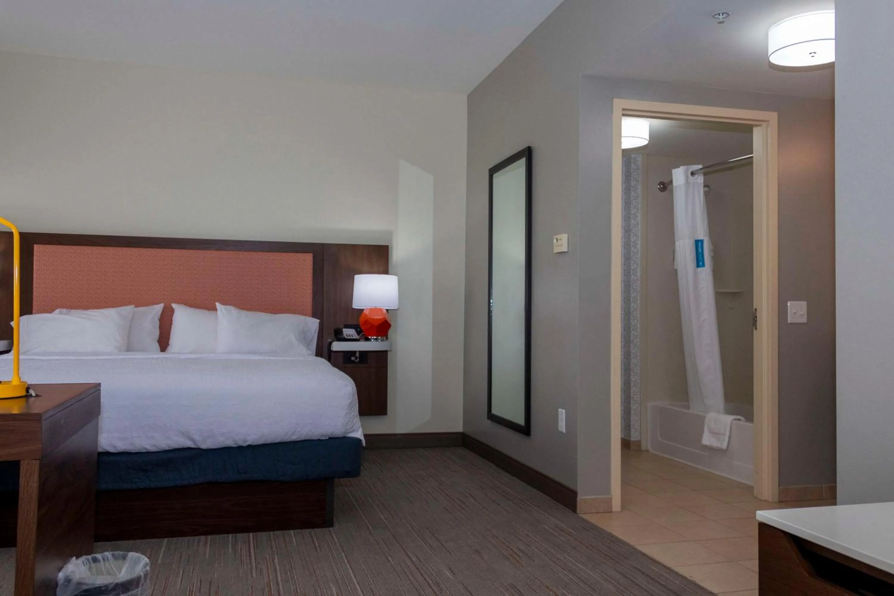 Bed in Hampton Inn & Suites Riverton