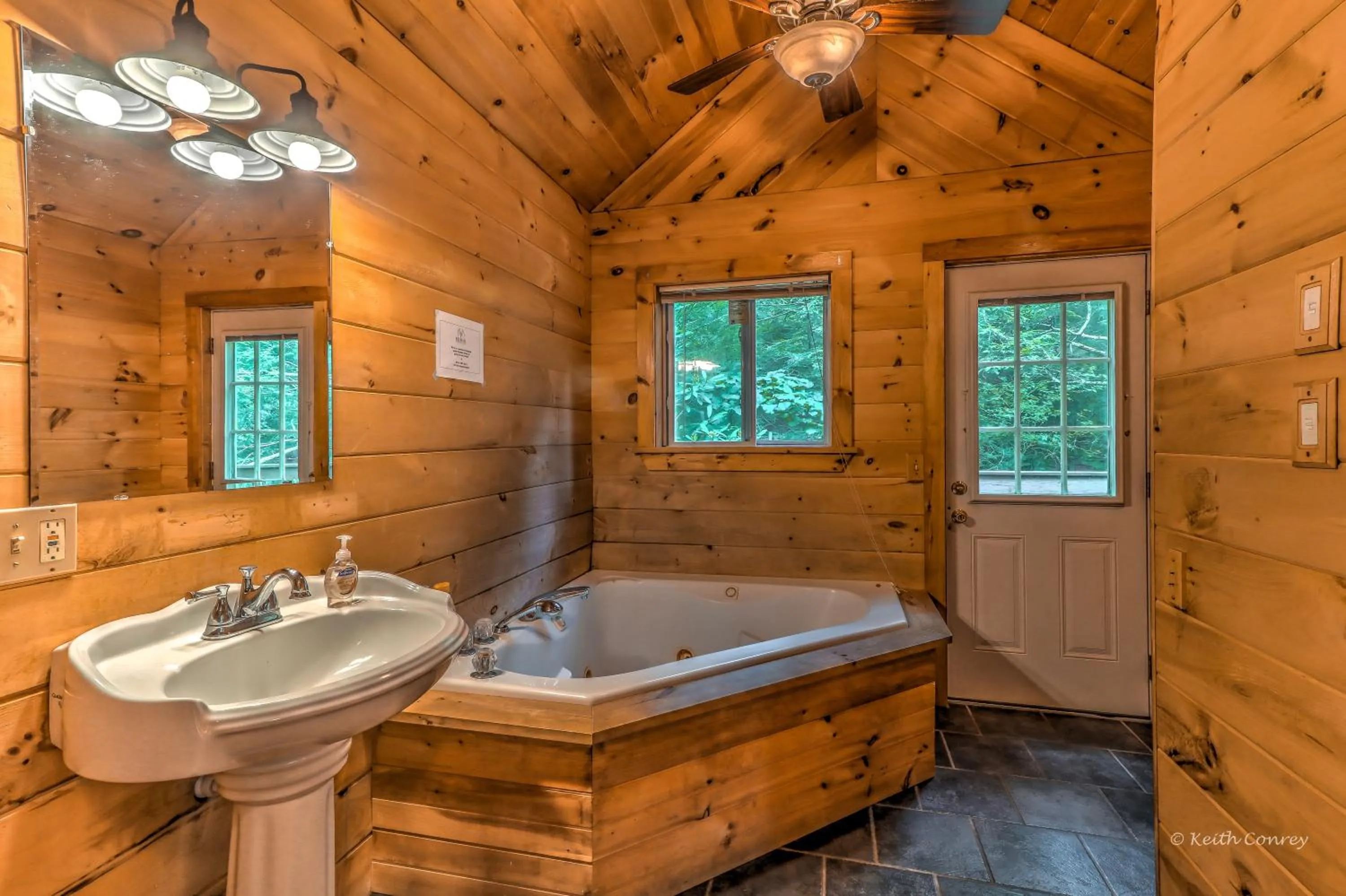Hot Tub in Magnolia Streamside Resort