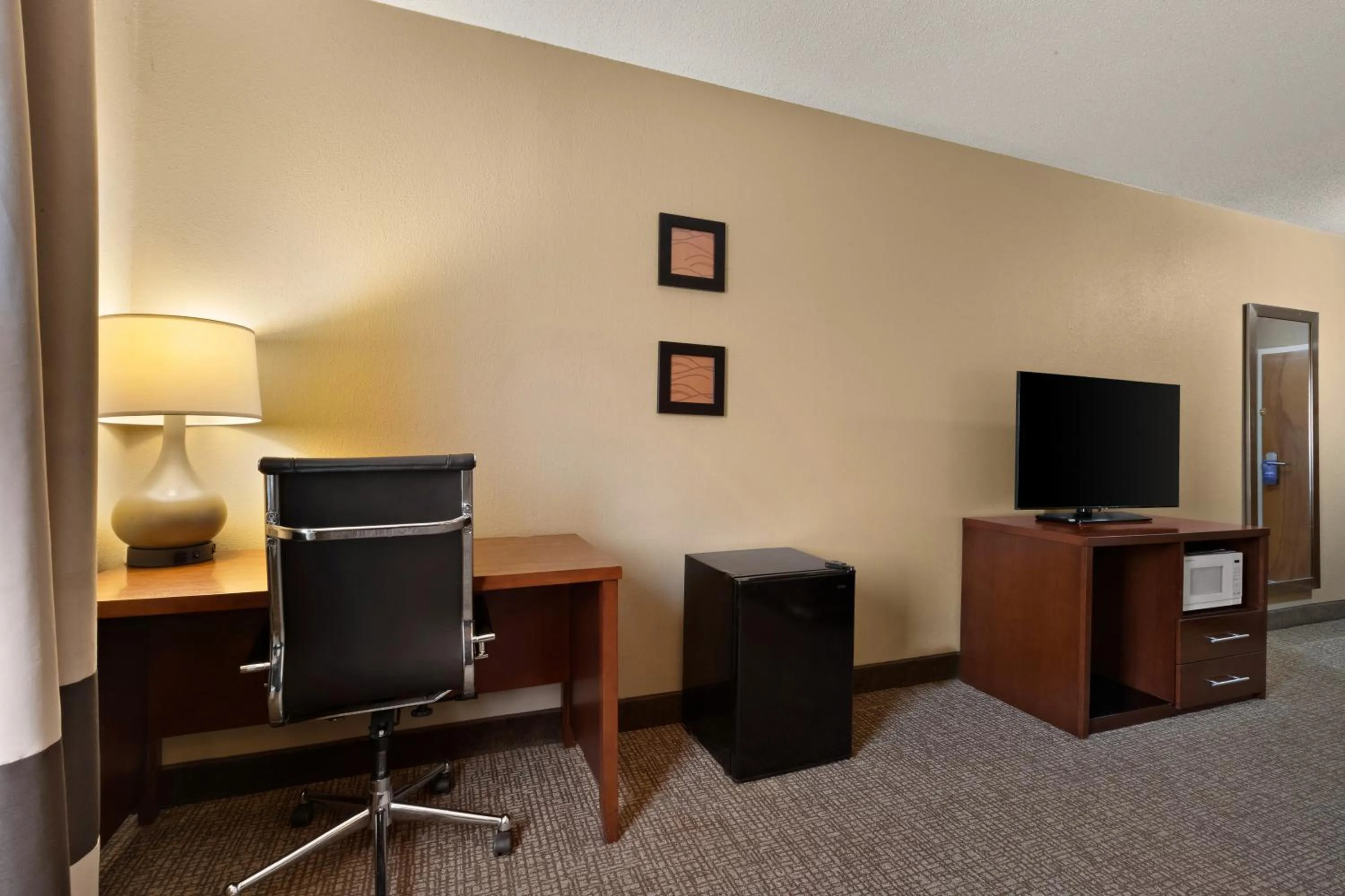 TV and multimedia in Comfort Inn Bordentown near NJ Turnpike
