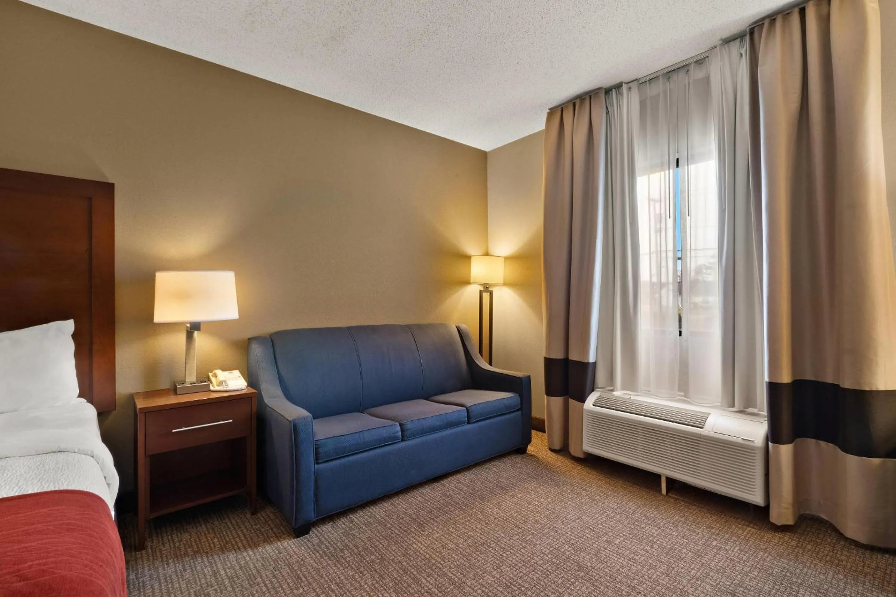 Bedroom, Bed in Comfort Inn Bordentown near NJ Turnpike