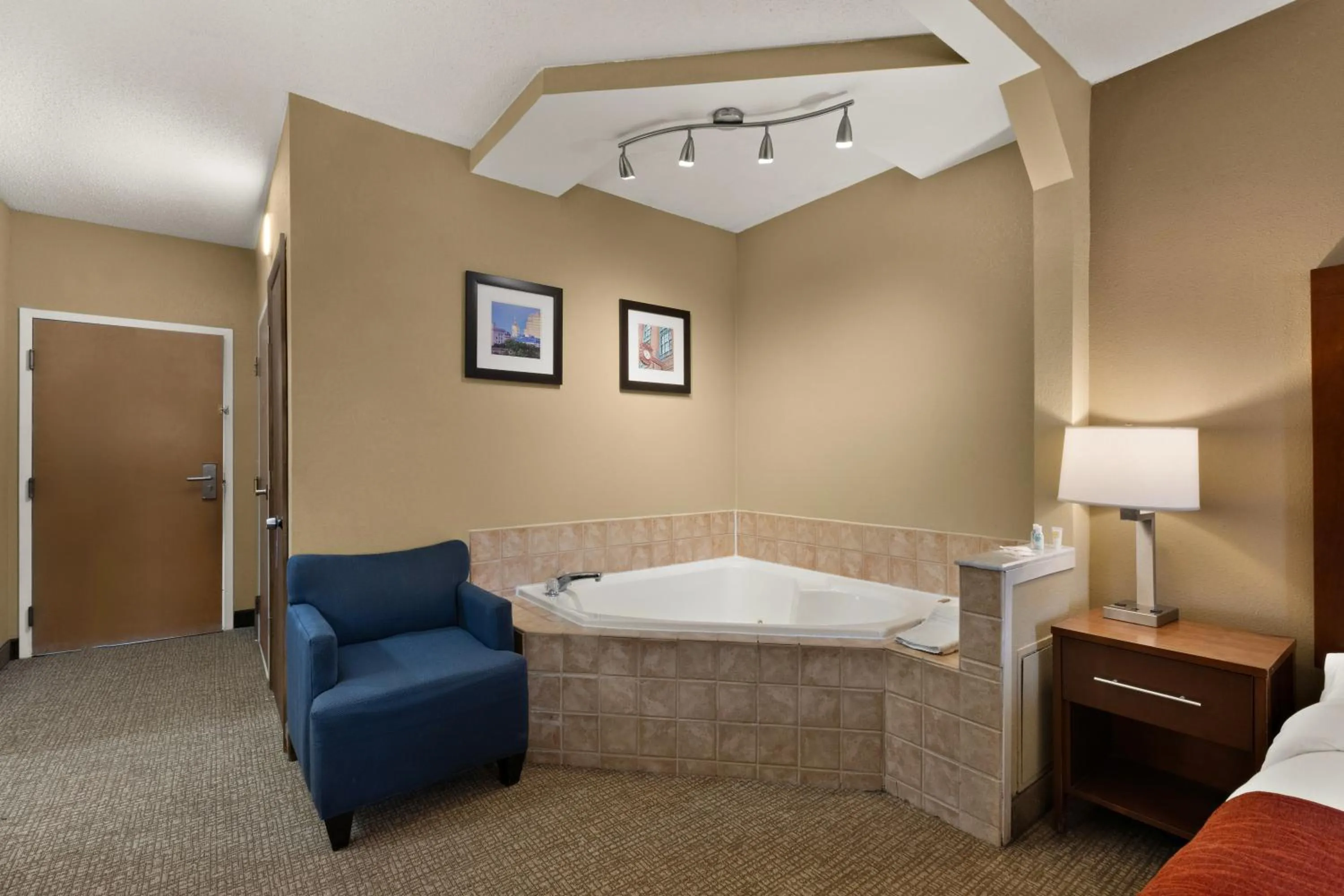 Bathroom, Bed in Comfort Inn Bordentown near NJ Turnpike
