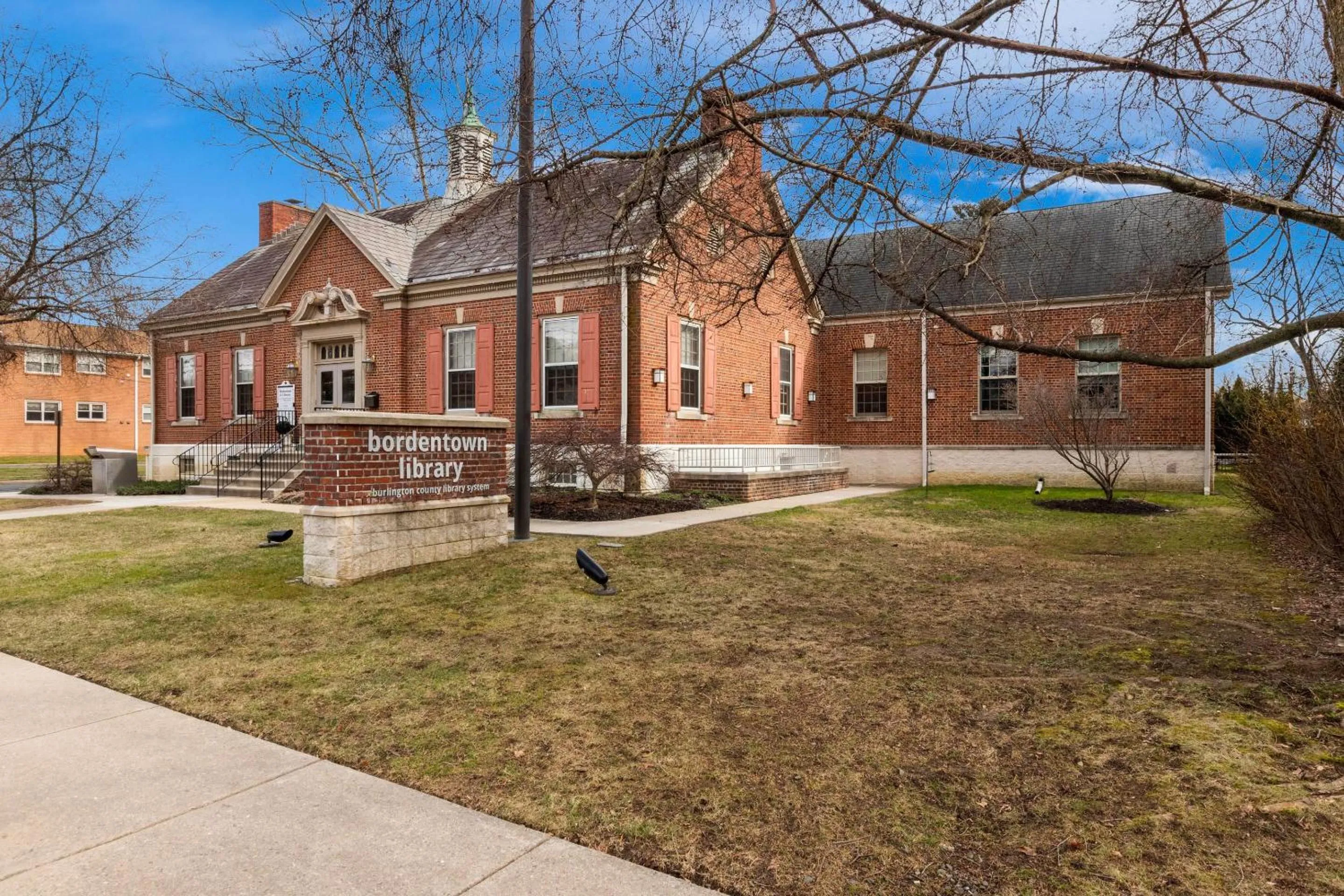 Property building in Comfort Inn Bordentown near NJ Turnpike