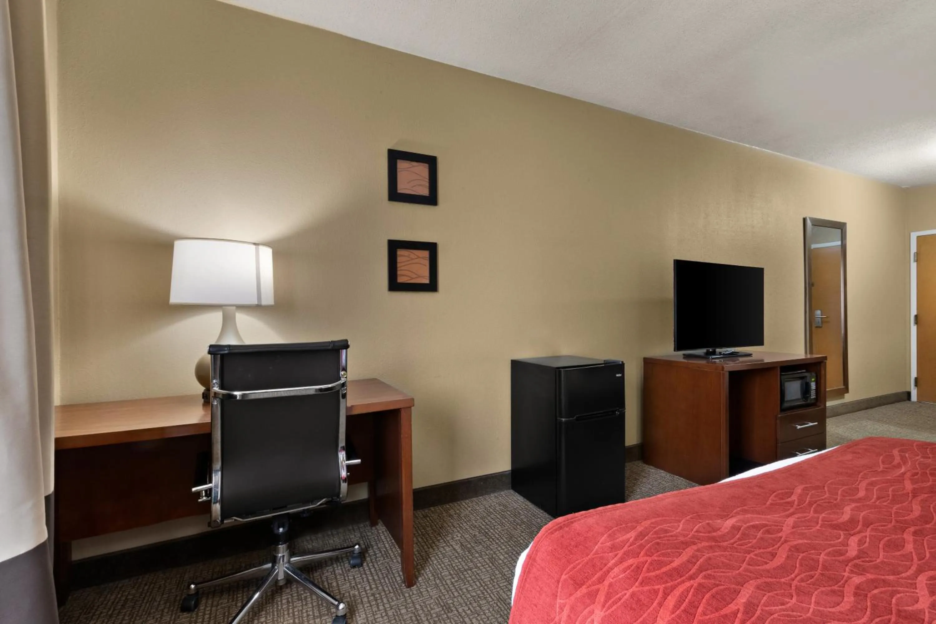 TV and multimedia, Bed in Comfort Inn Bordentown near NJ Turnpike