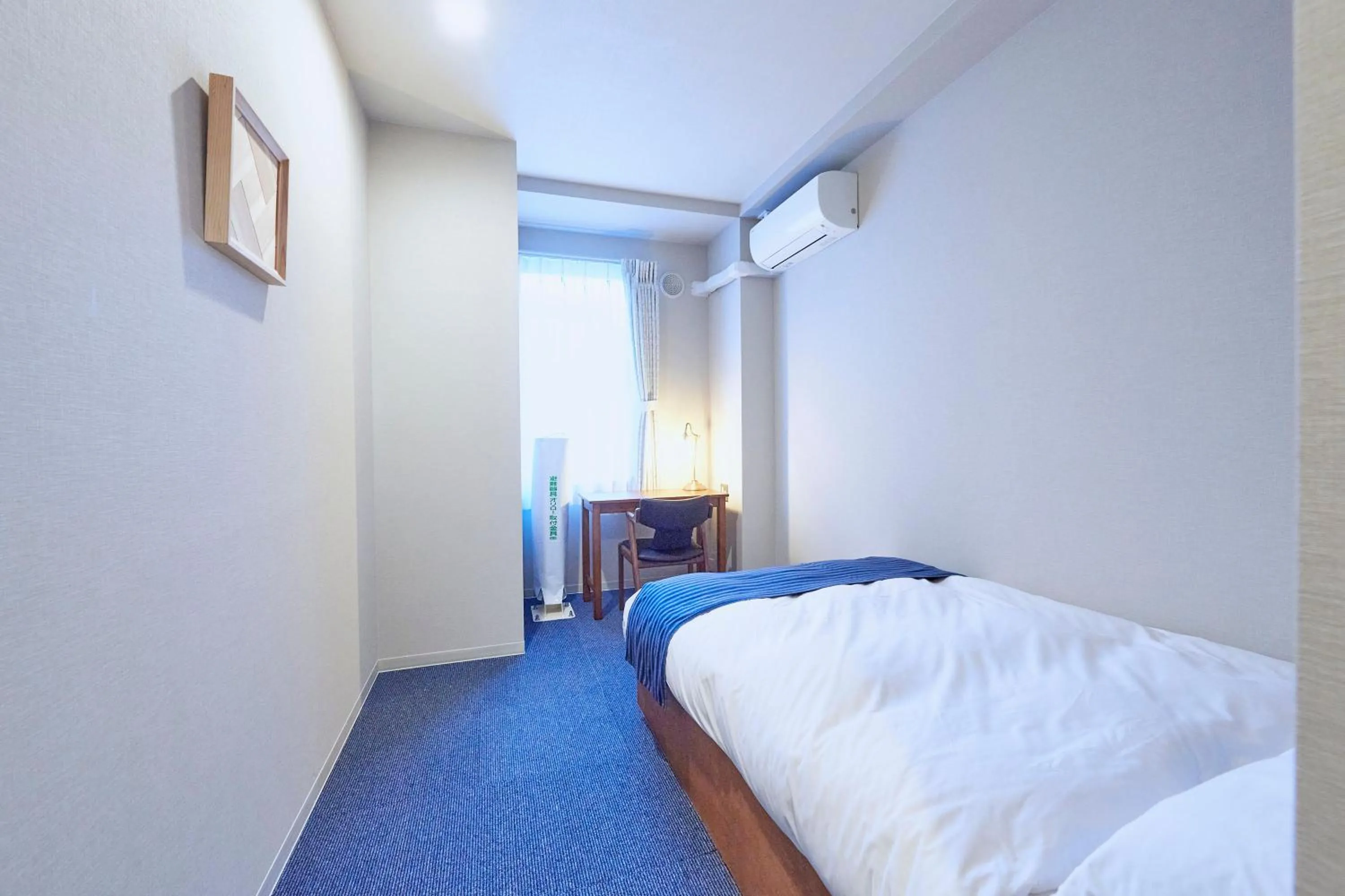 Photo of the whole room, Bed in Turn Table