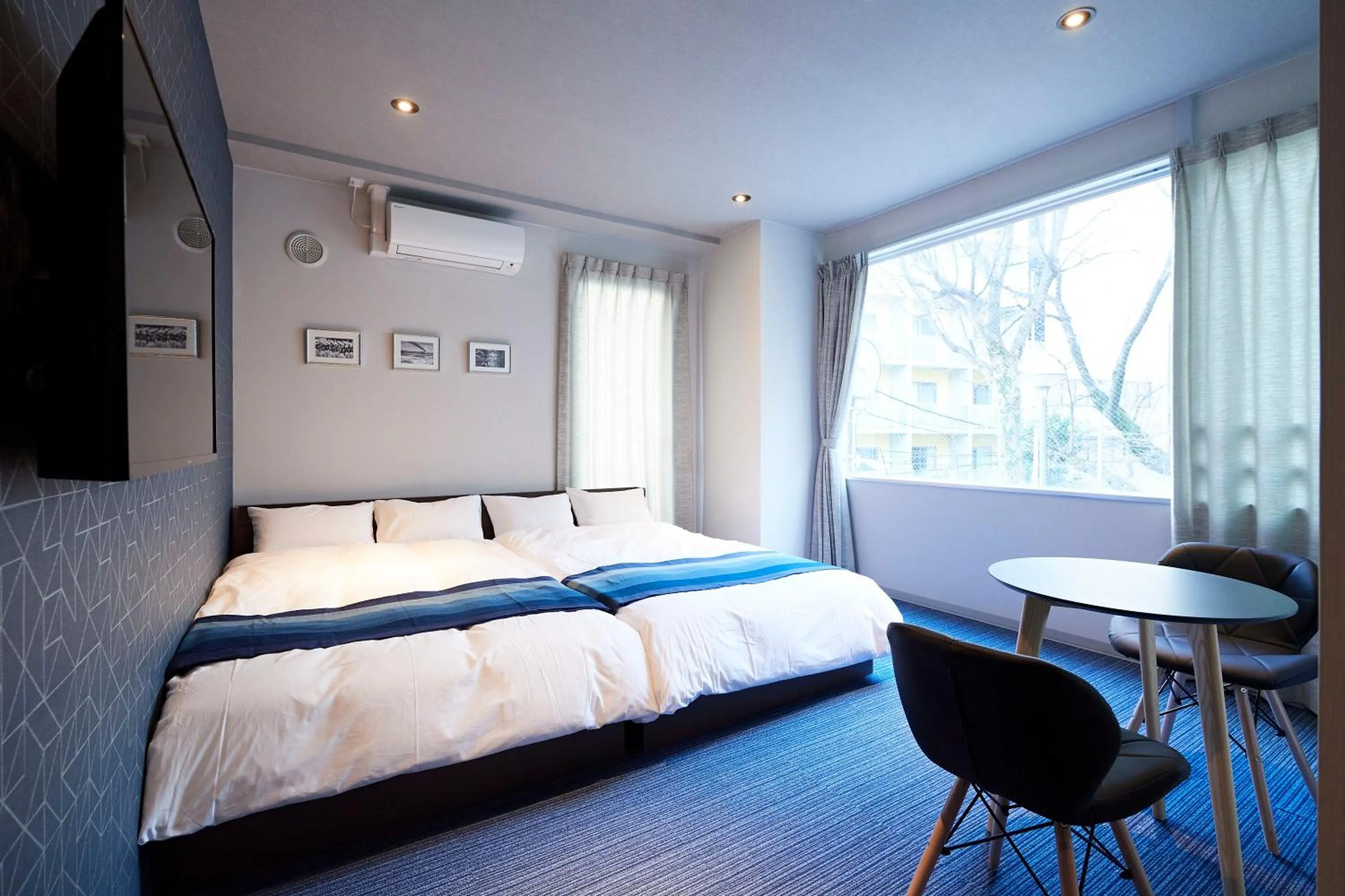 Photo of the whole room, Bed in Turn Table