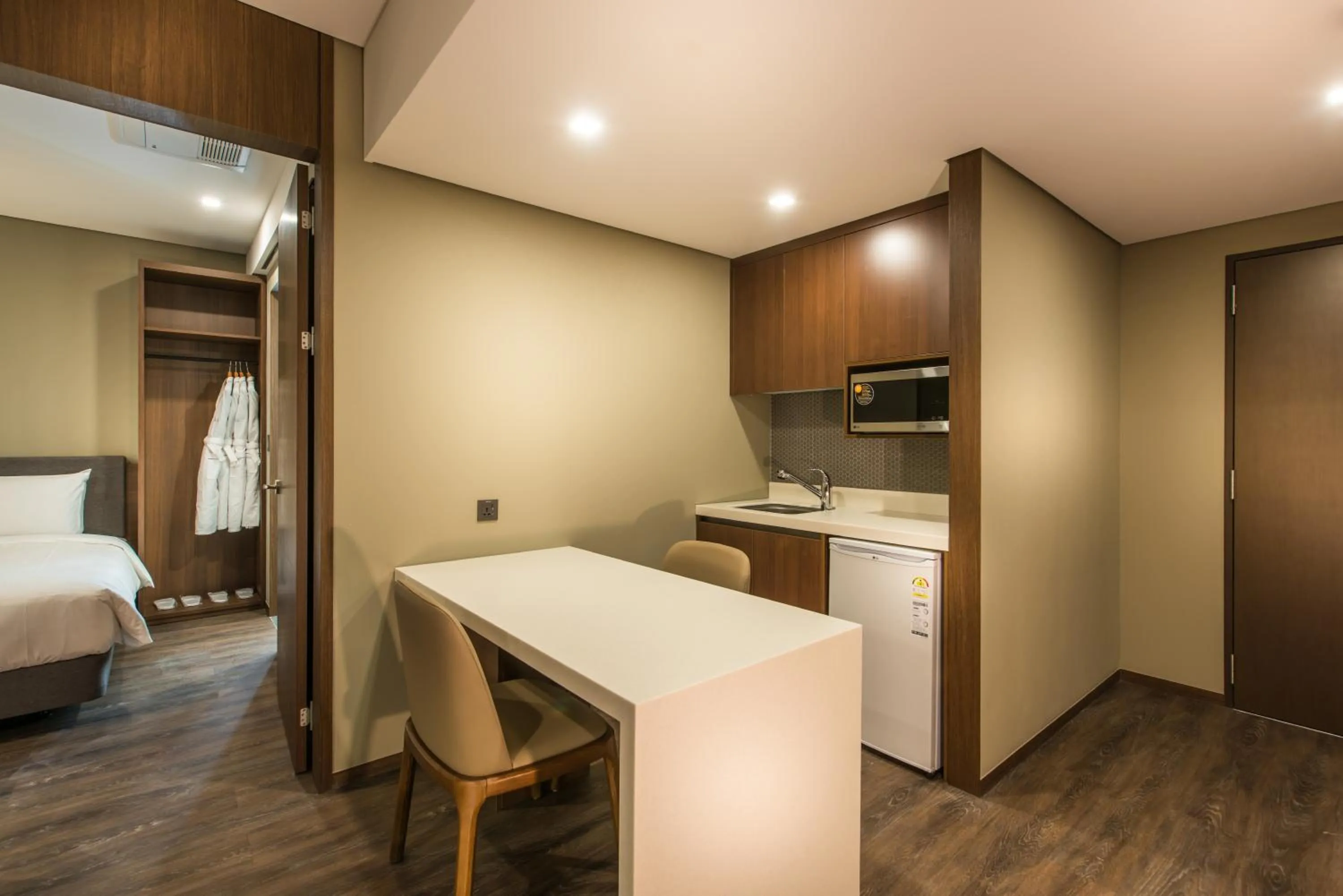 Kitchen or kitchenette, Bed in ENA Suite Hotel Namdaemun