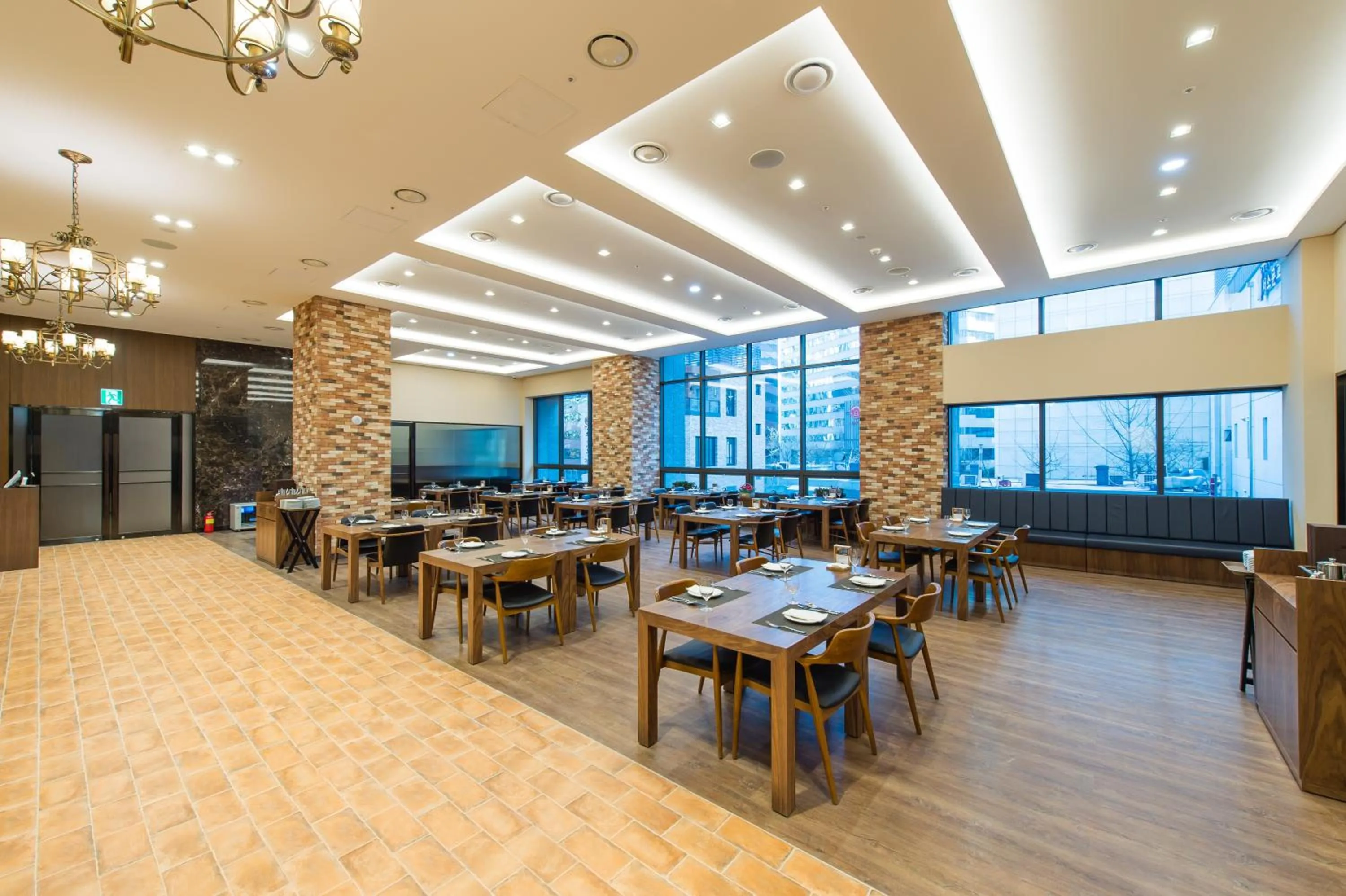 Restaurant/places to eat in ENA Suite Hotel Namdaemun