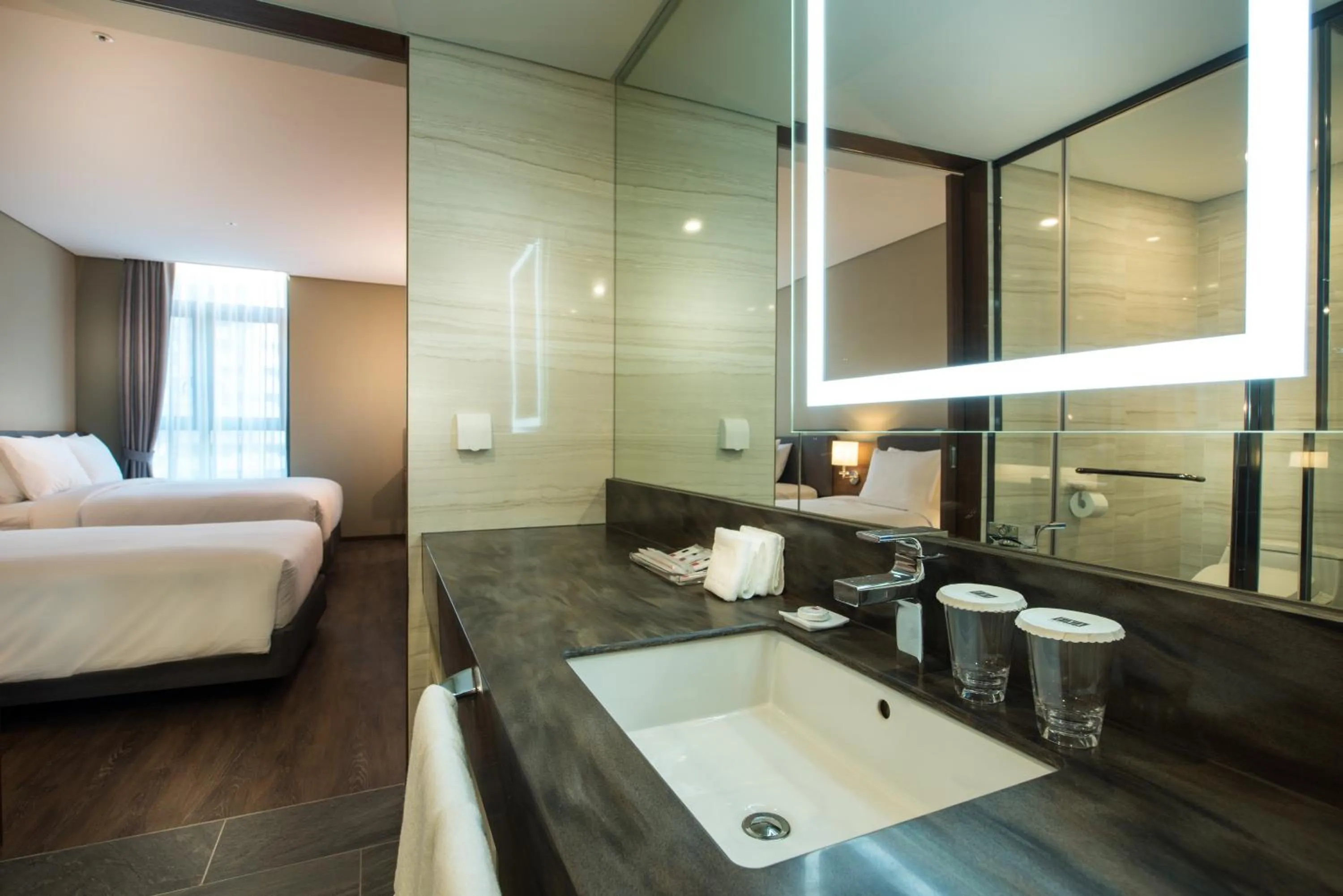 Bathroom, Bed in ENA Suite Hotel Namdaemun