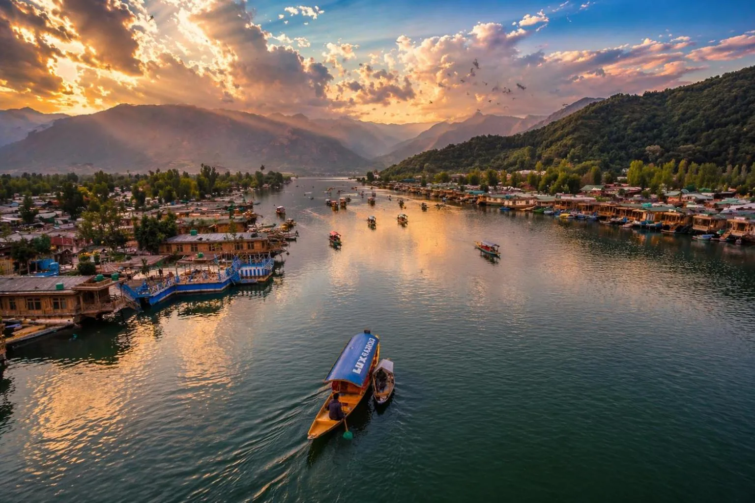 Property building in Firdous Houseboats