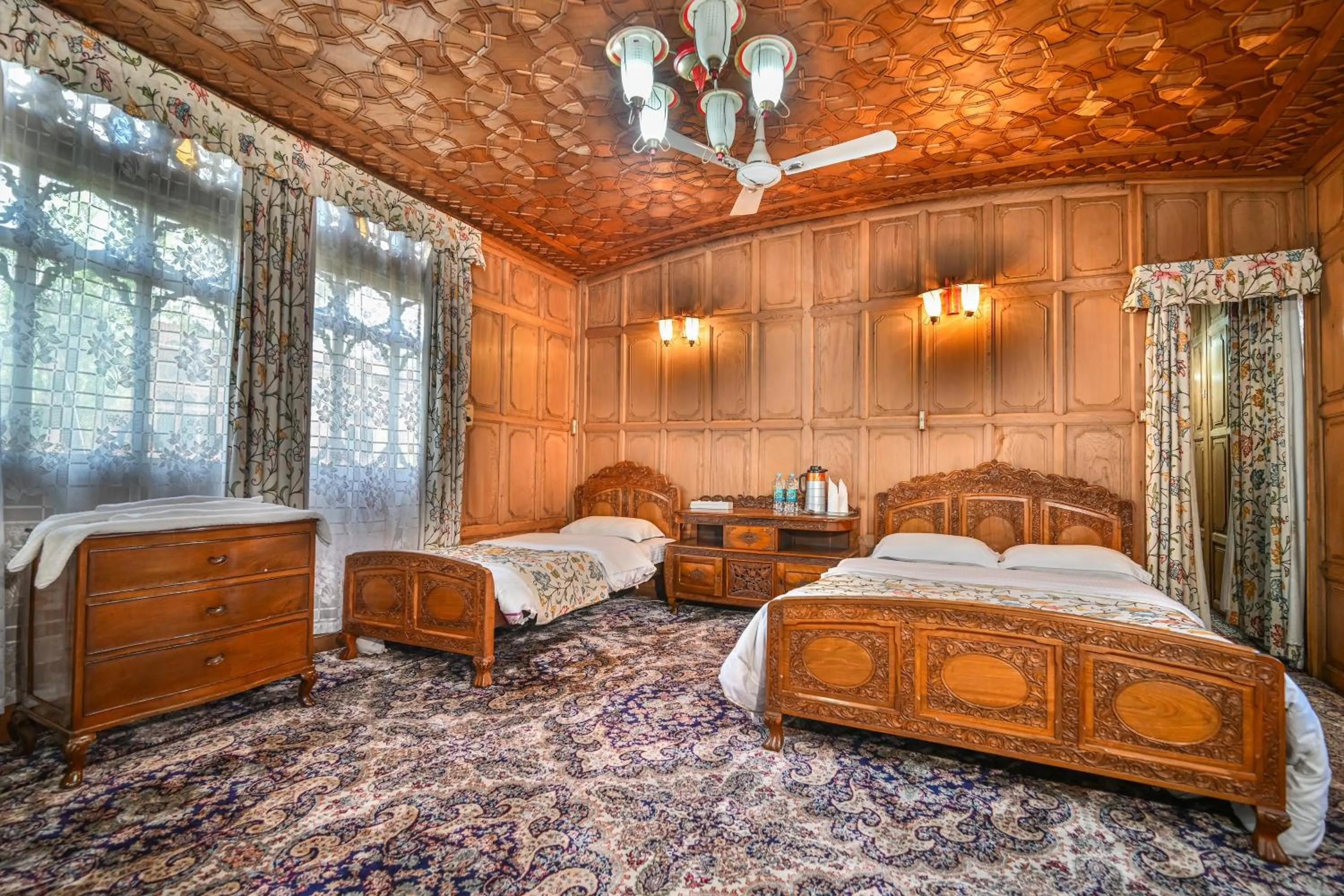 Bedroom, Bed in Firdous Houseboats