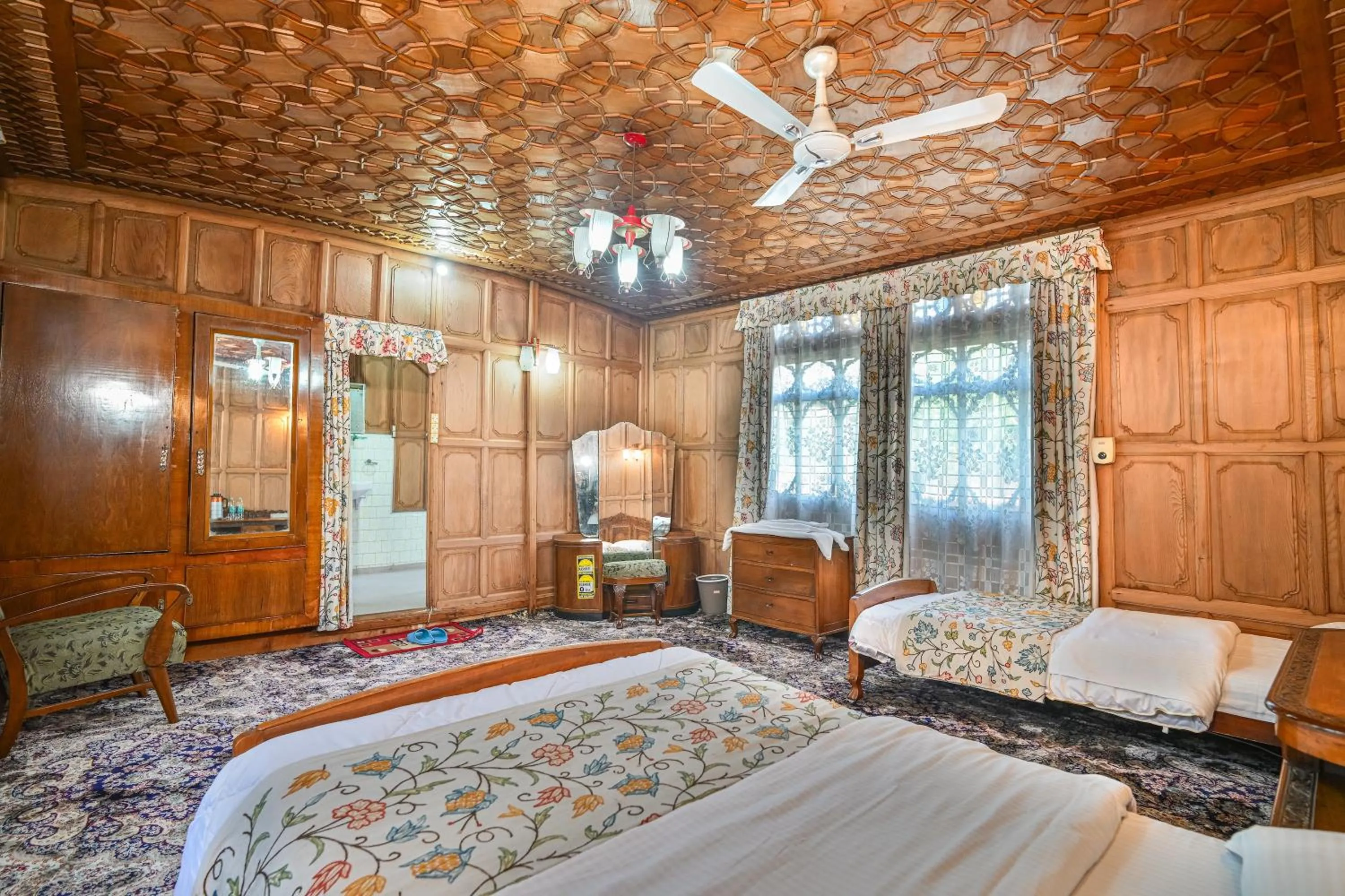Bedroom, Bed in Firdous Houseboats