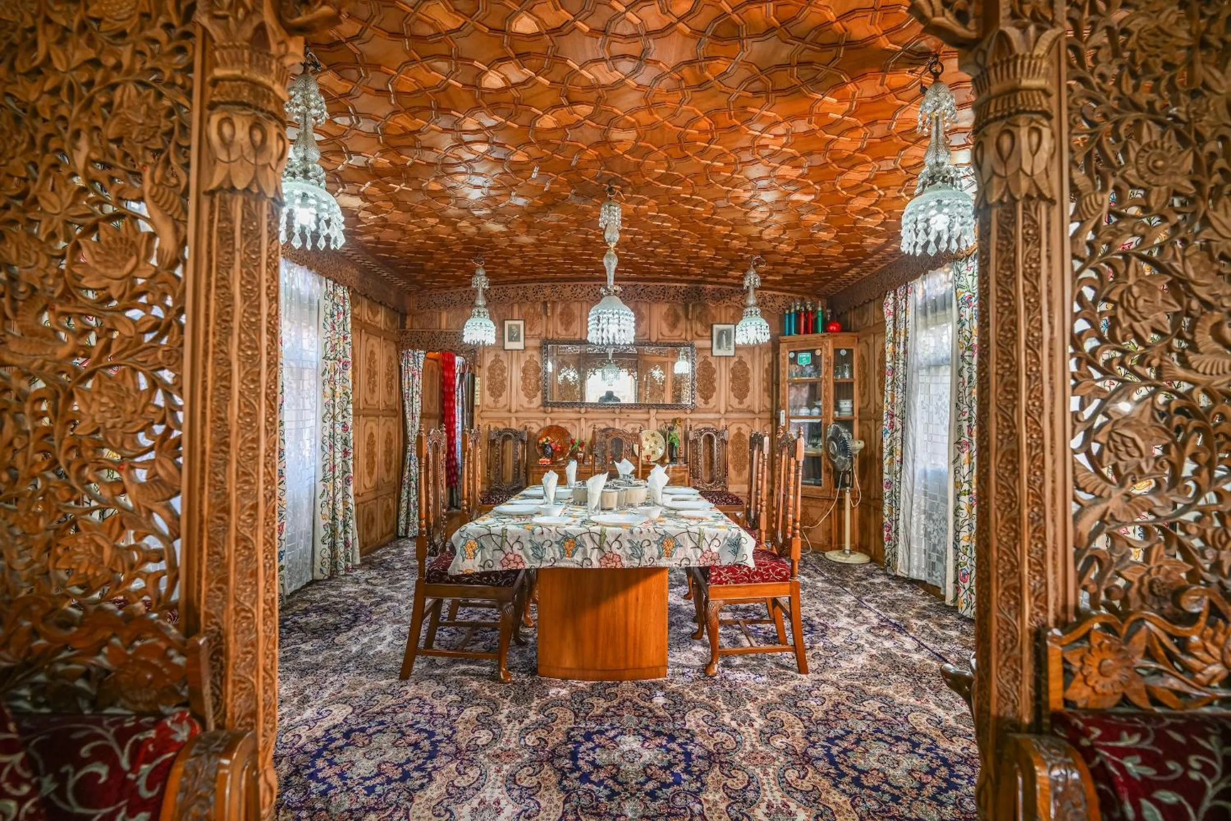Dining area in Firdous Houseboats