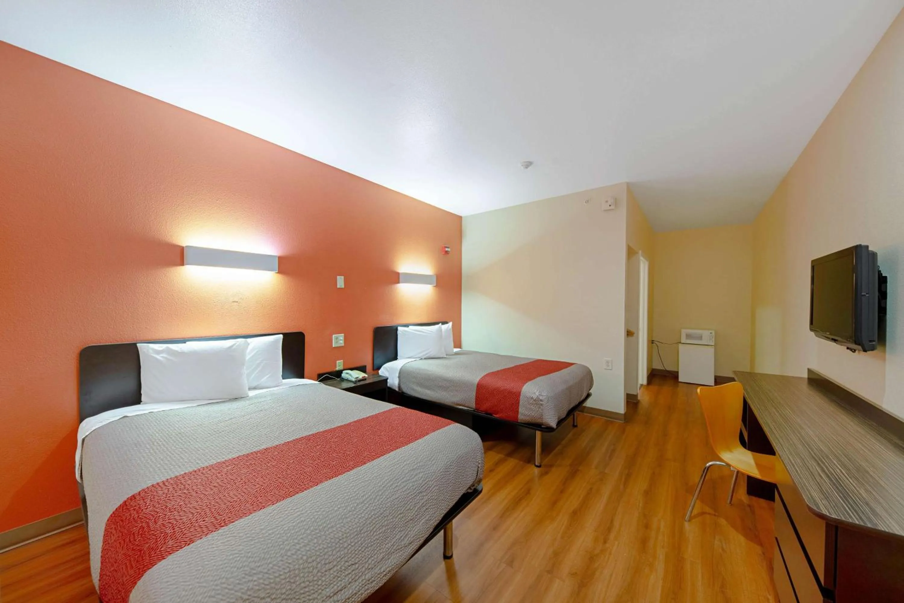 TV and multimedia, Bed in Motel 6-Rhome, TX