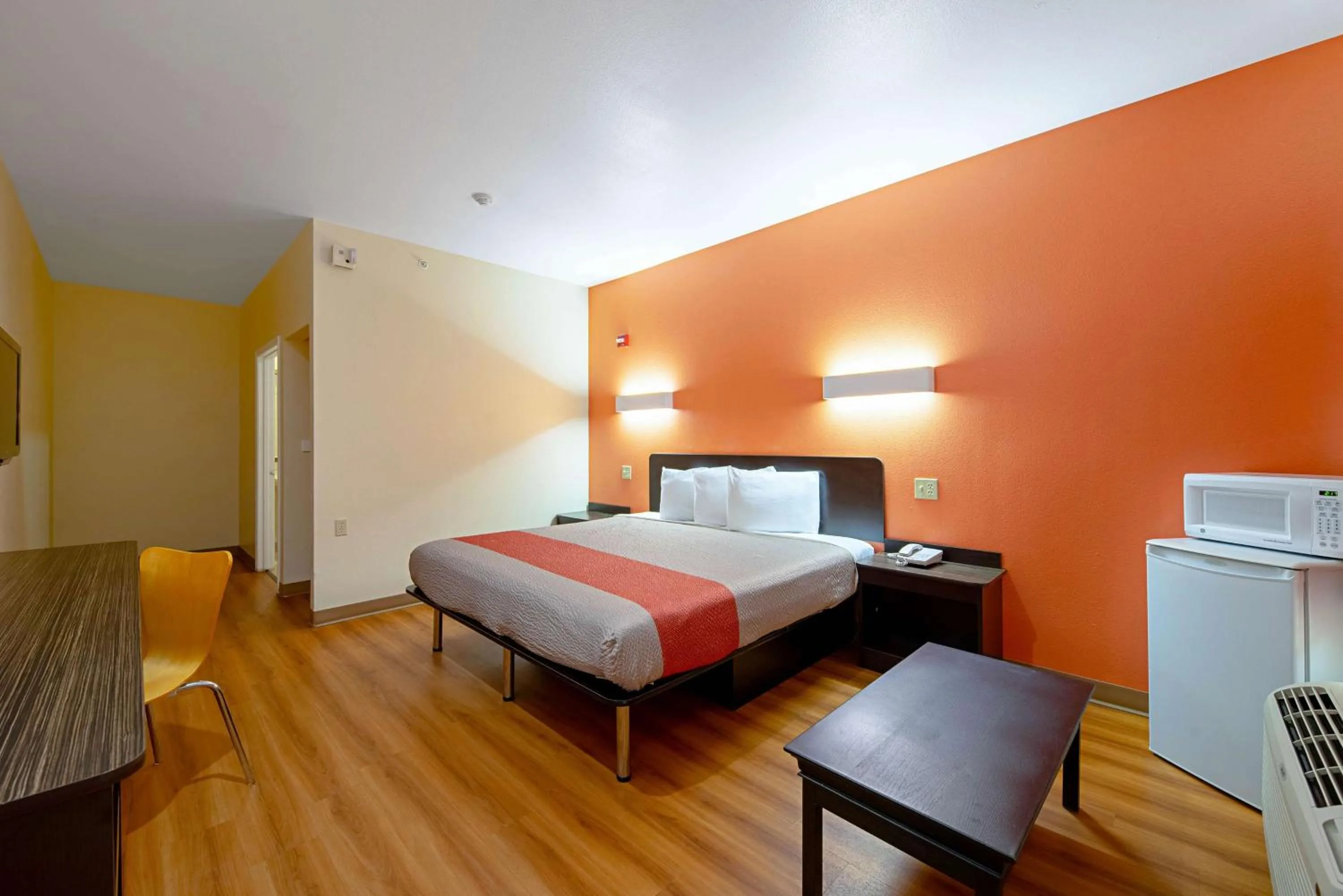 TV and multimedia, Bed in Motel 6-Rhome, TX