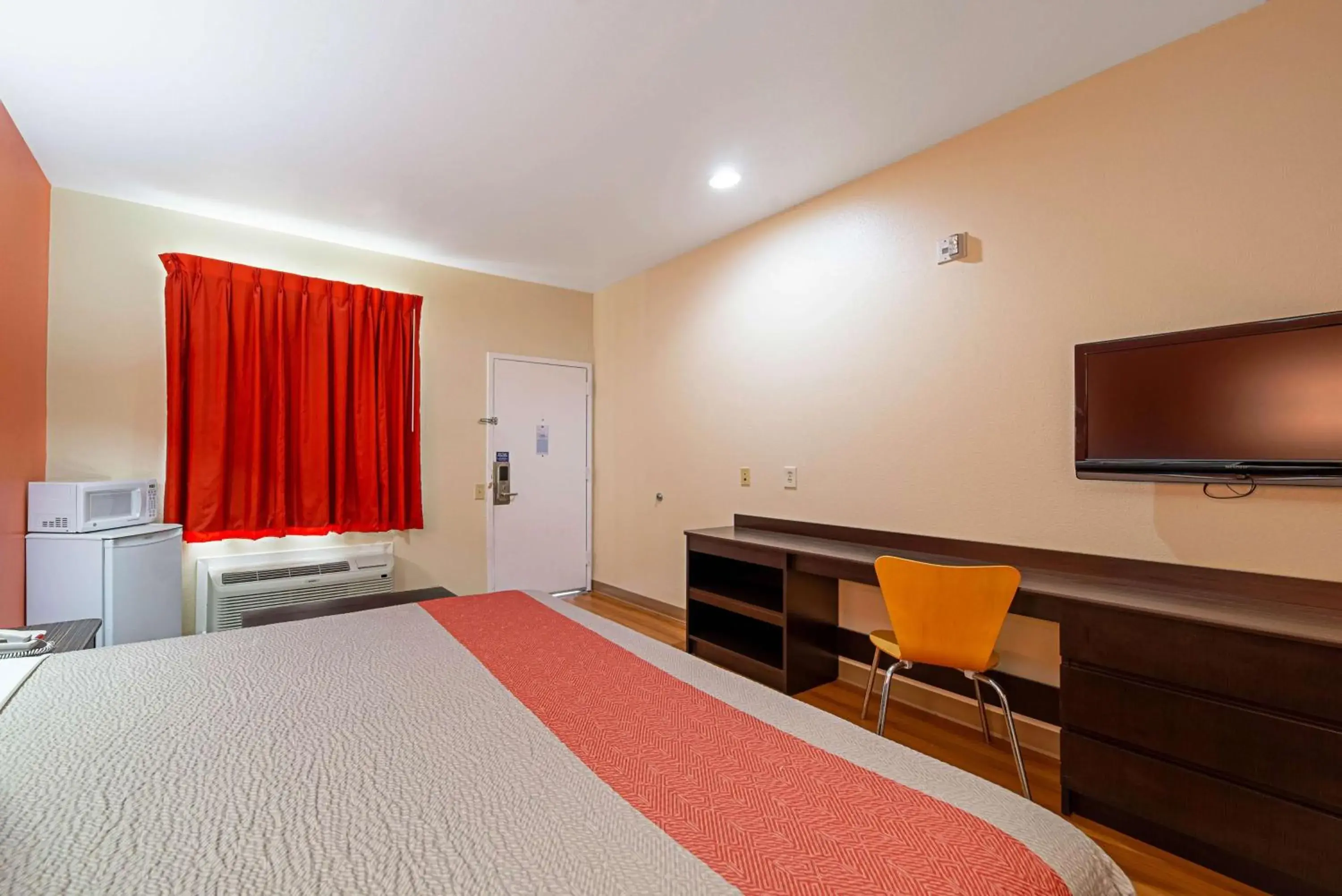 King Room - single occupancy - Non-Smoking in Motel 6-Rhome, TX King Room - single occupancy - Non-Smoking in Motel 6-Rhome, TX