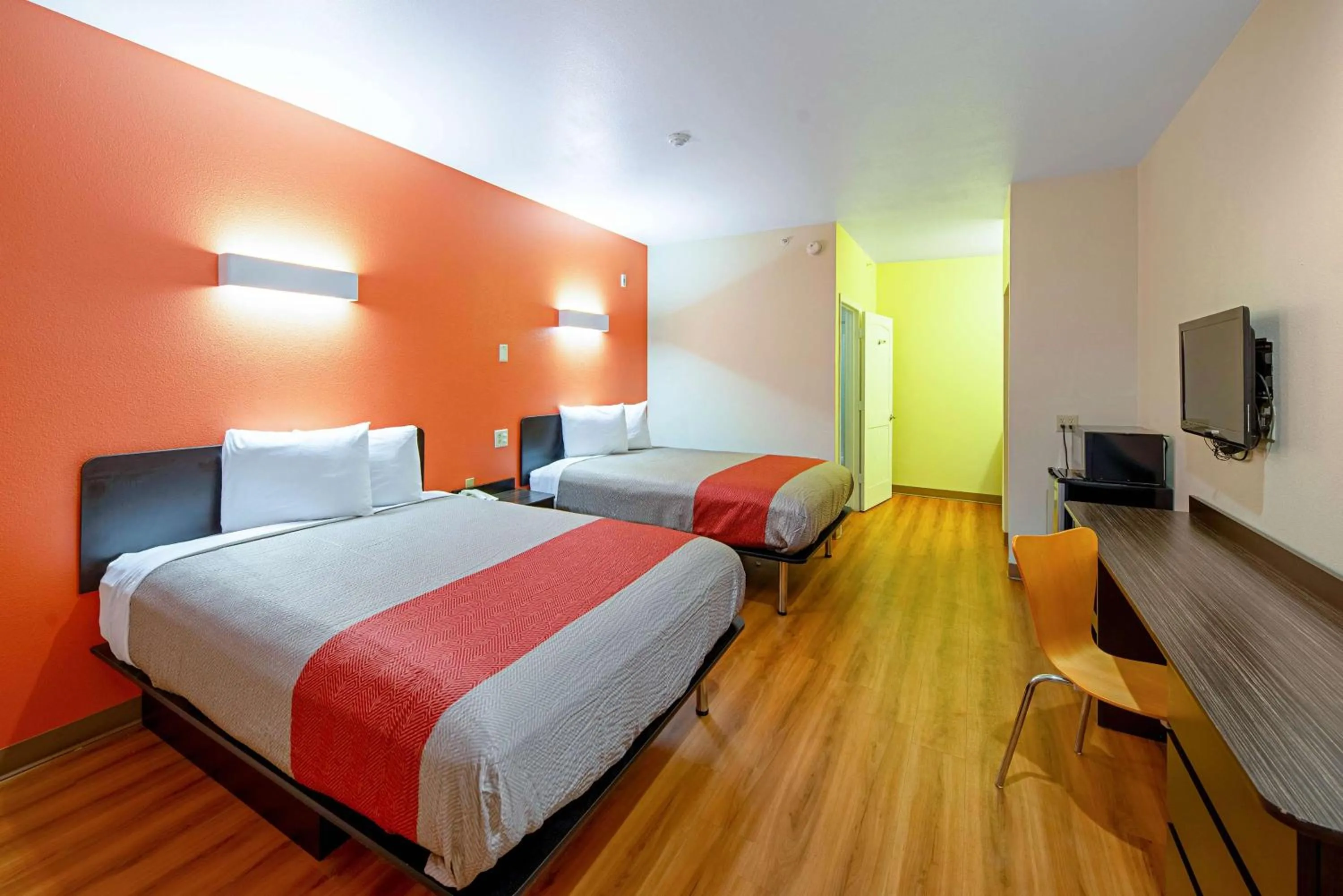 TV and multimedia, Bed in Motel 6-Rhome, TX