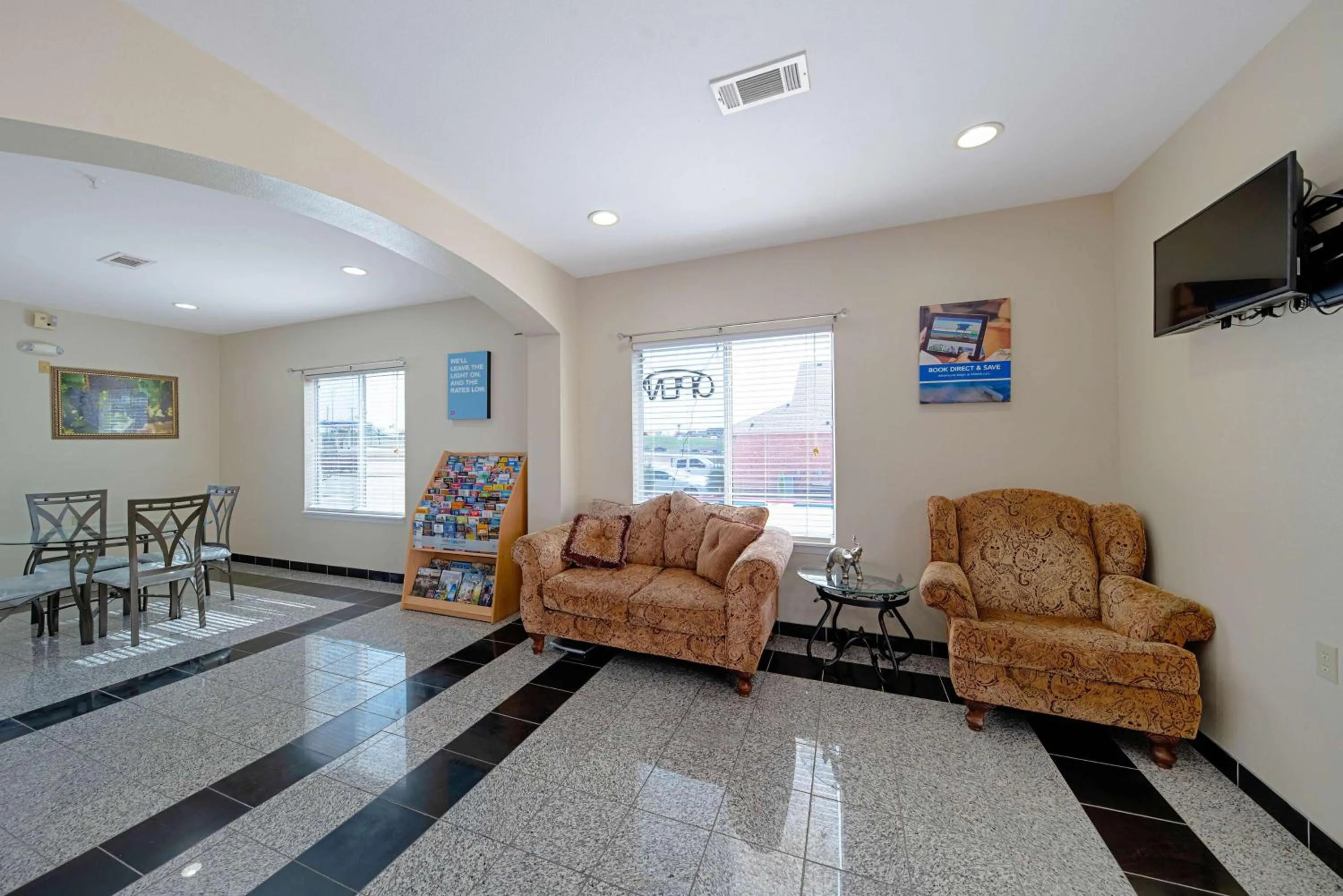 Communal lounge/ TV room in Motel 6-Rhome, TX