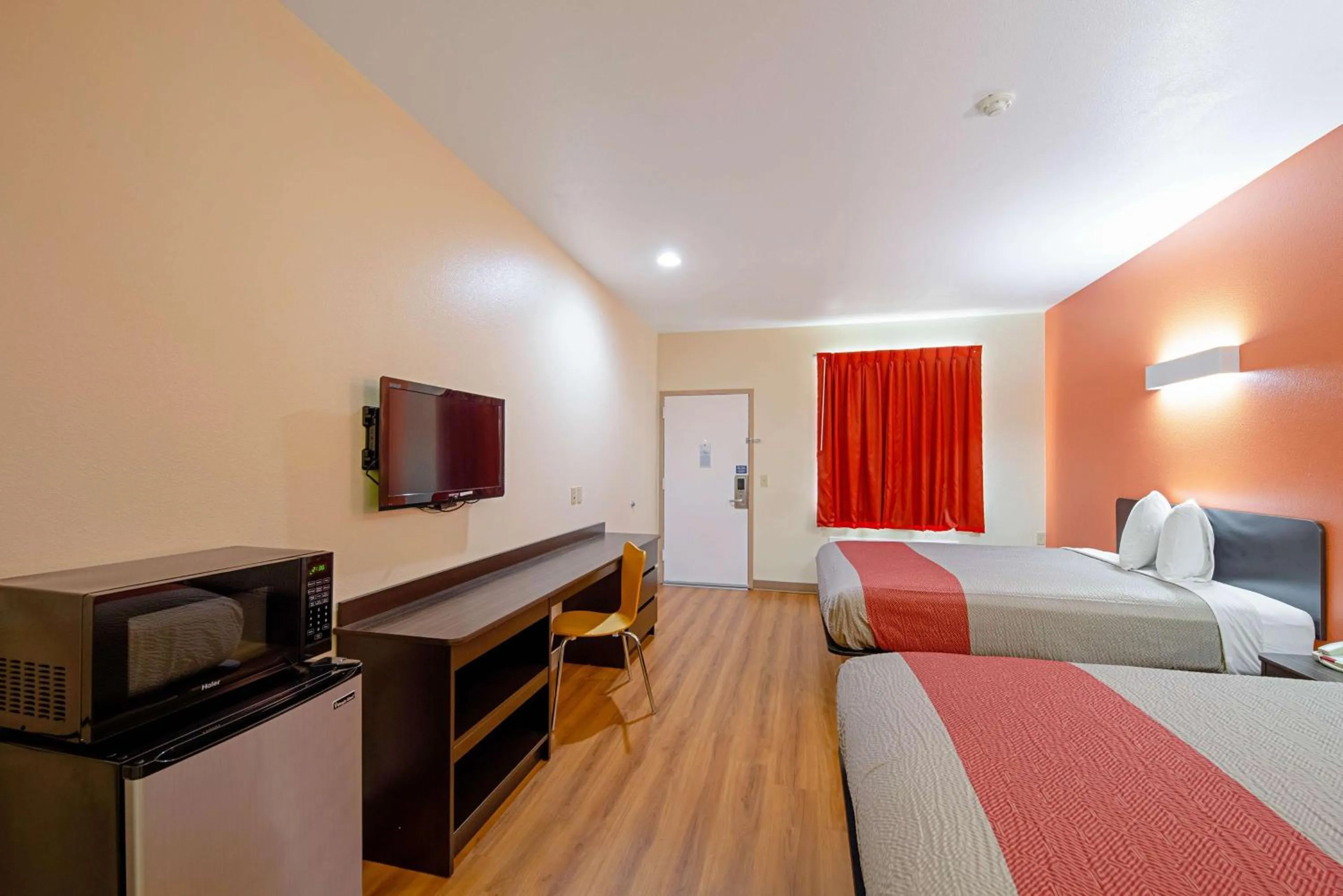 TV and multimedia, Bed in Motel 6-Rhome, TX