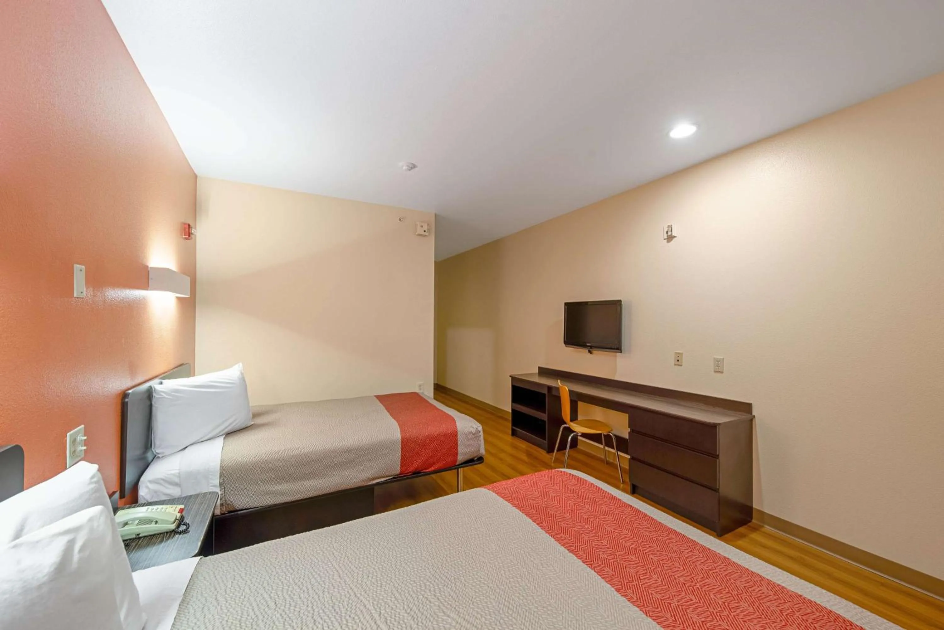 TV and multimedia, Bed in Motel 6-Rhome, TX