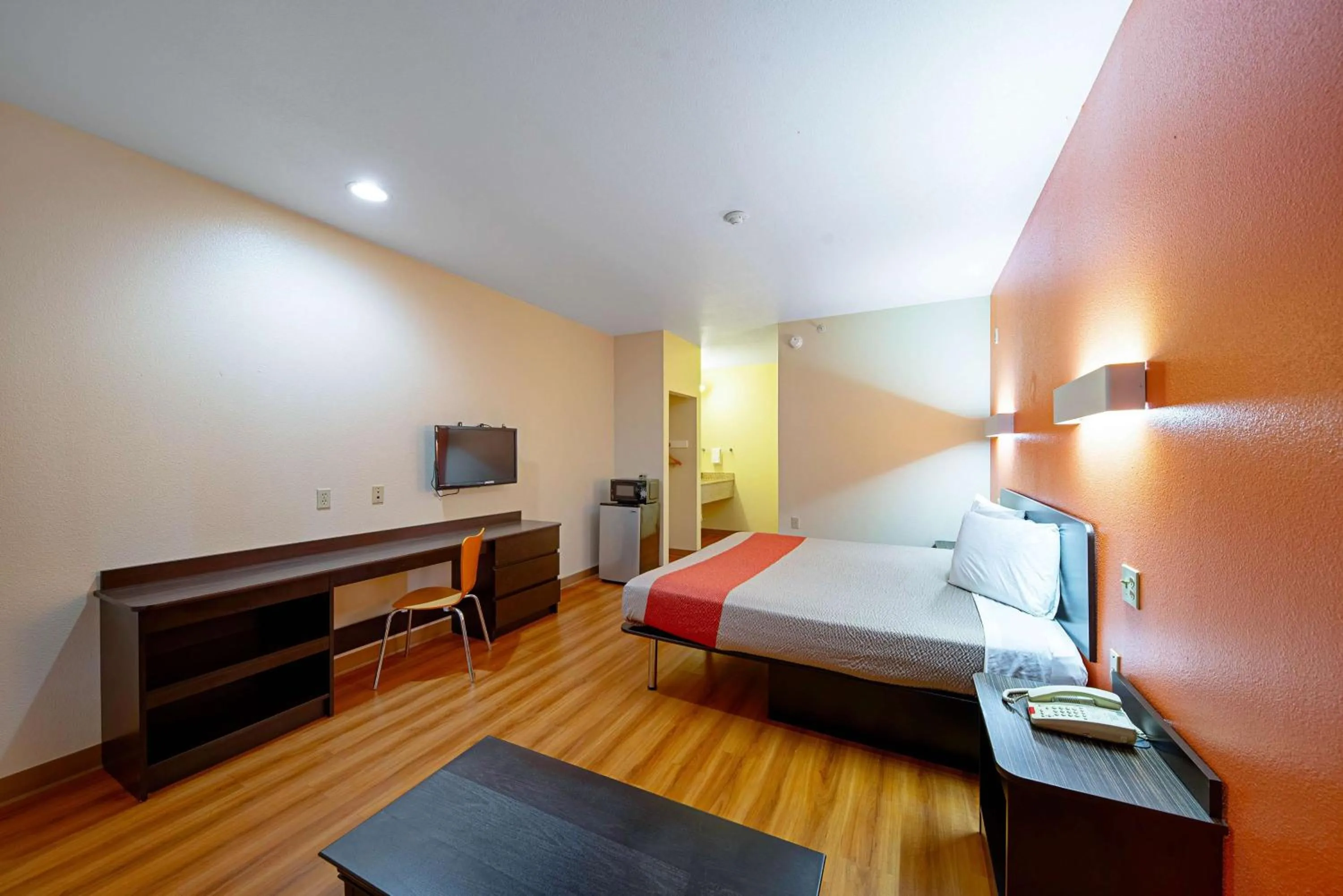 TV and multimedia, Bed in Motel 6-Rhome, TX