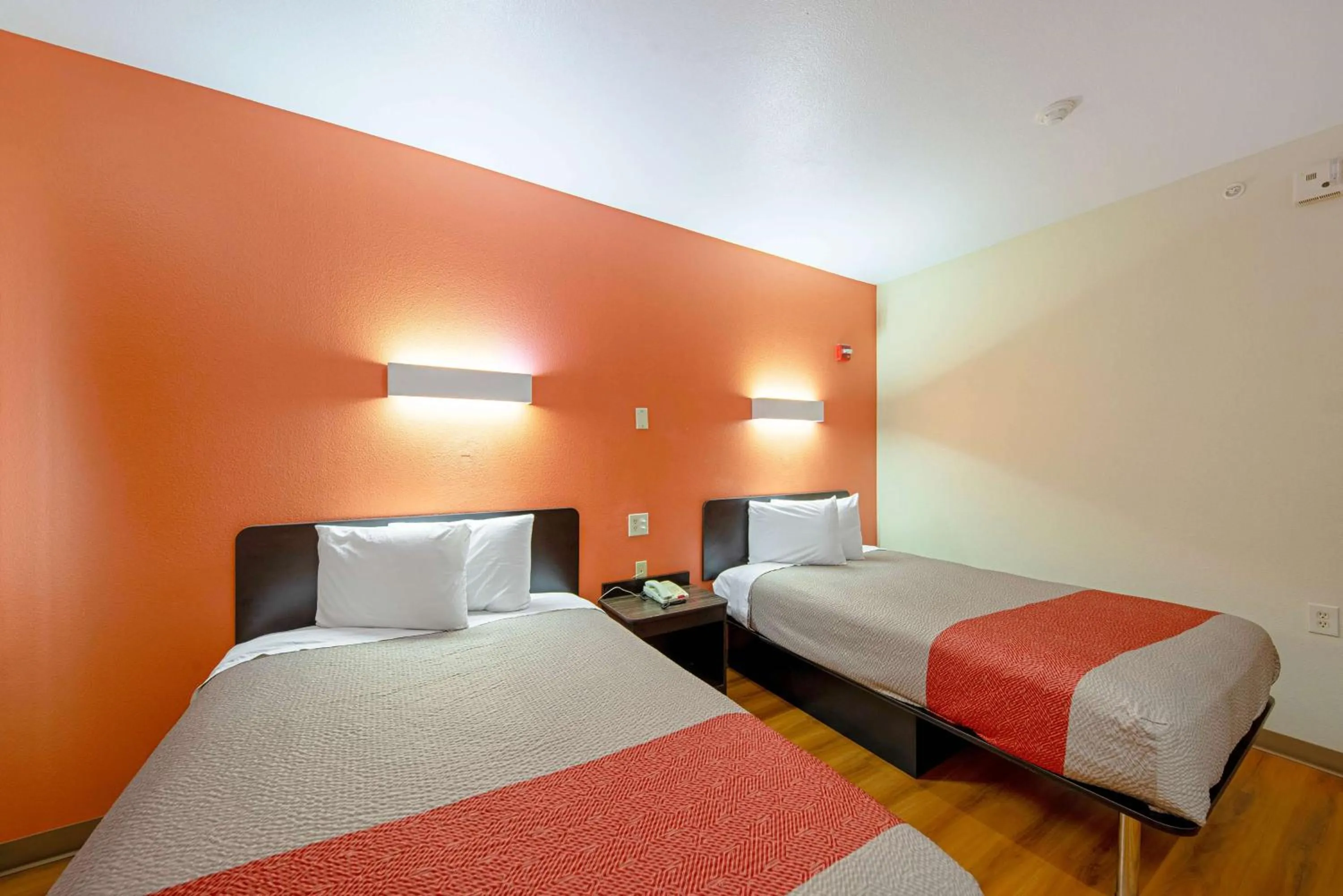 Photo of the whole room, Bed in Motel 6-Rhome, TX