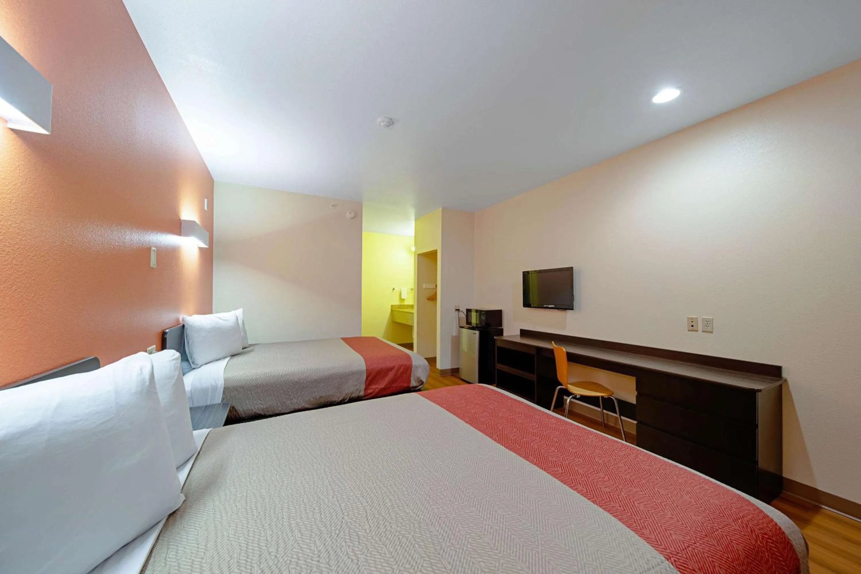 TV and multimedia, Bed in Motel 6-Rhome, TX