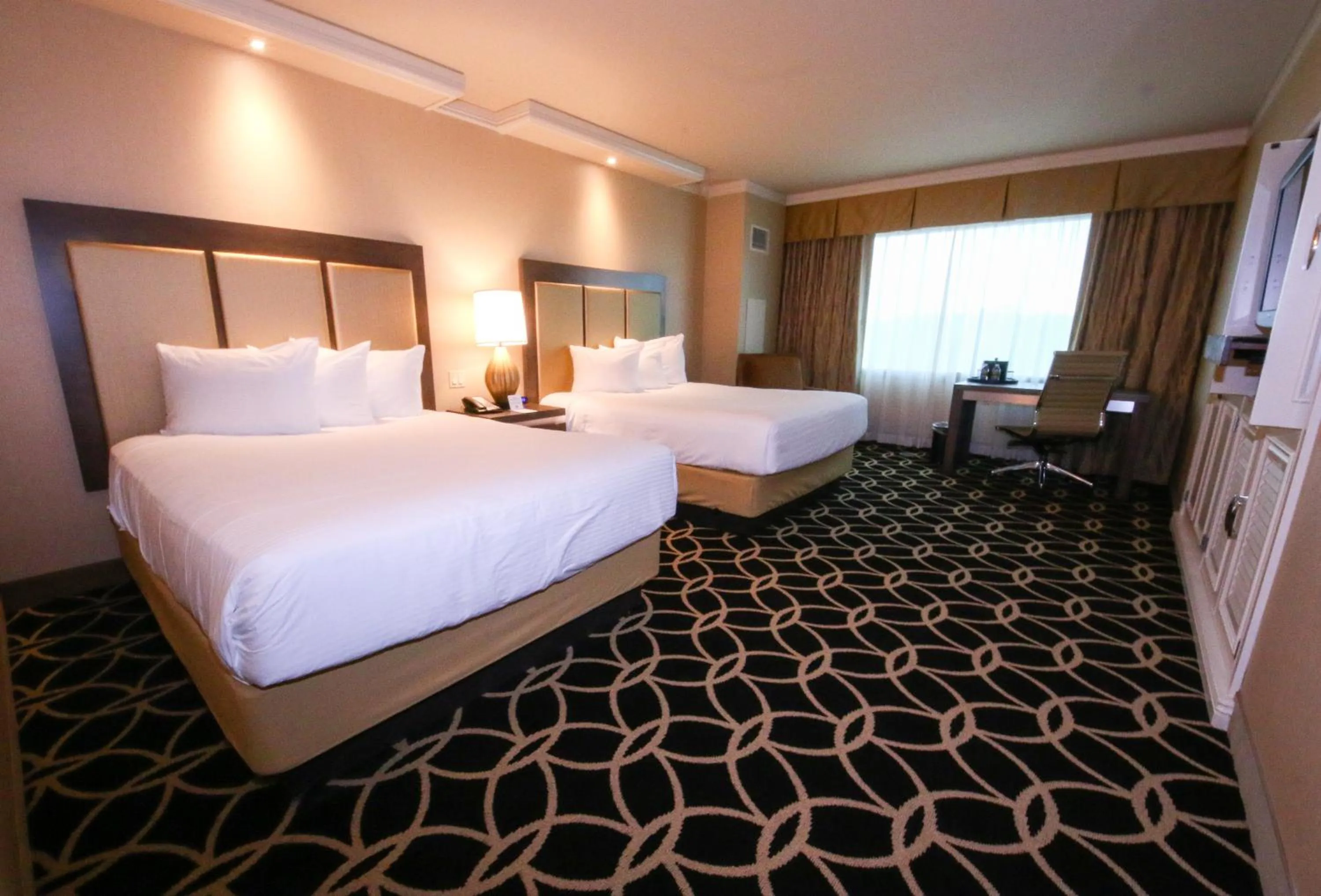 Photo of the whole room, Bed in Hollywood Casino St. Louis