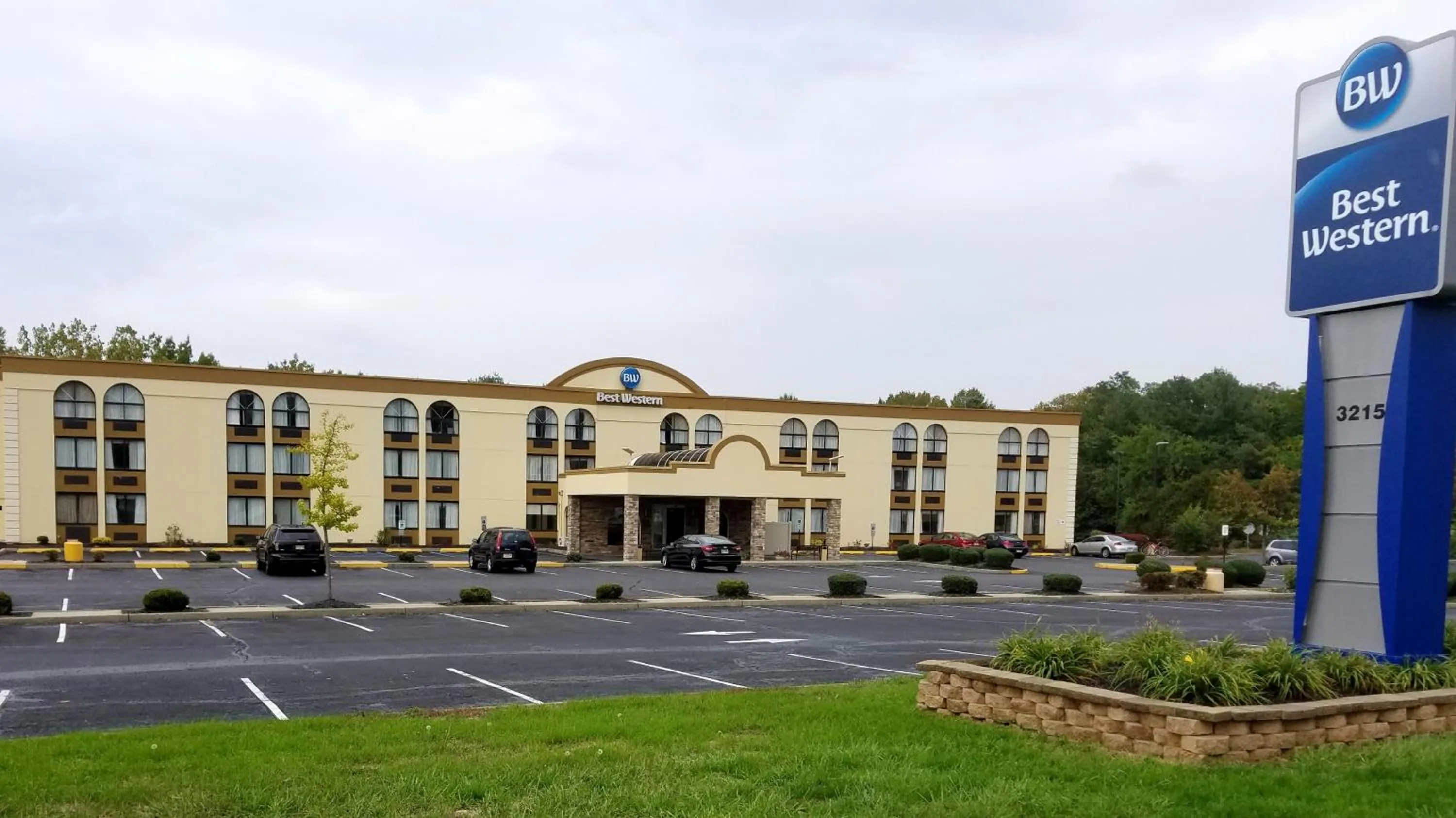 Property building in Best Western Hazlet Inn
