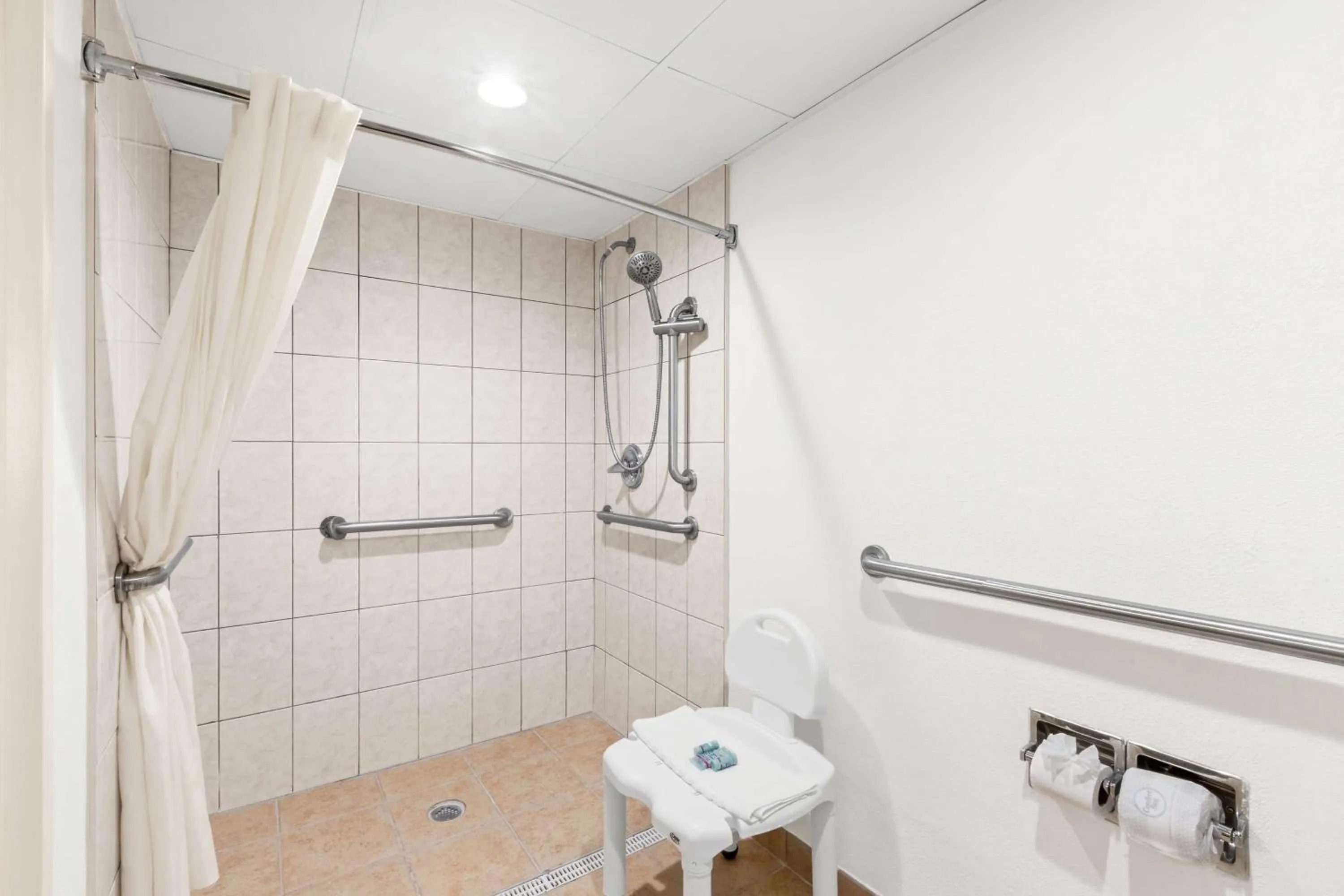 Bathroom in Best Western Hazlet Inn