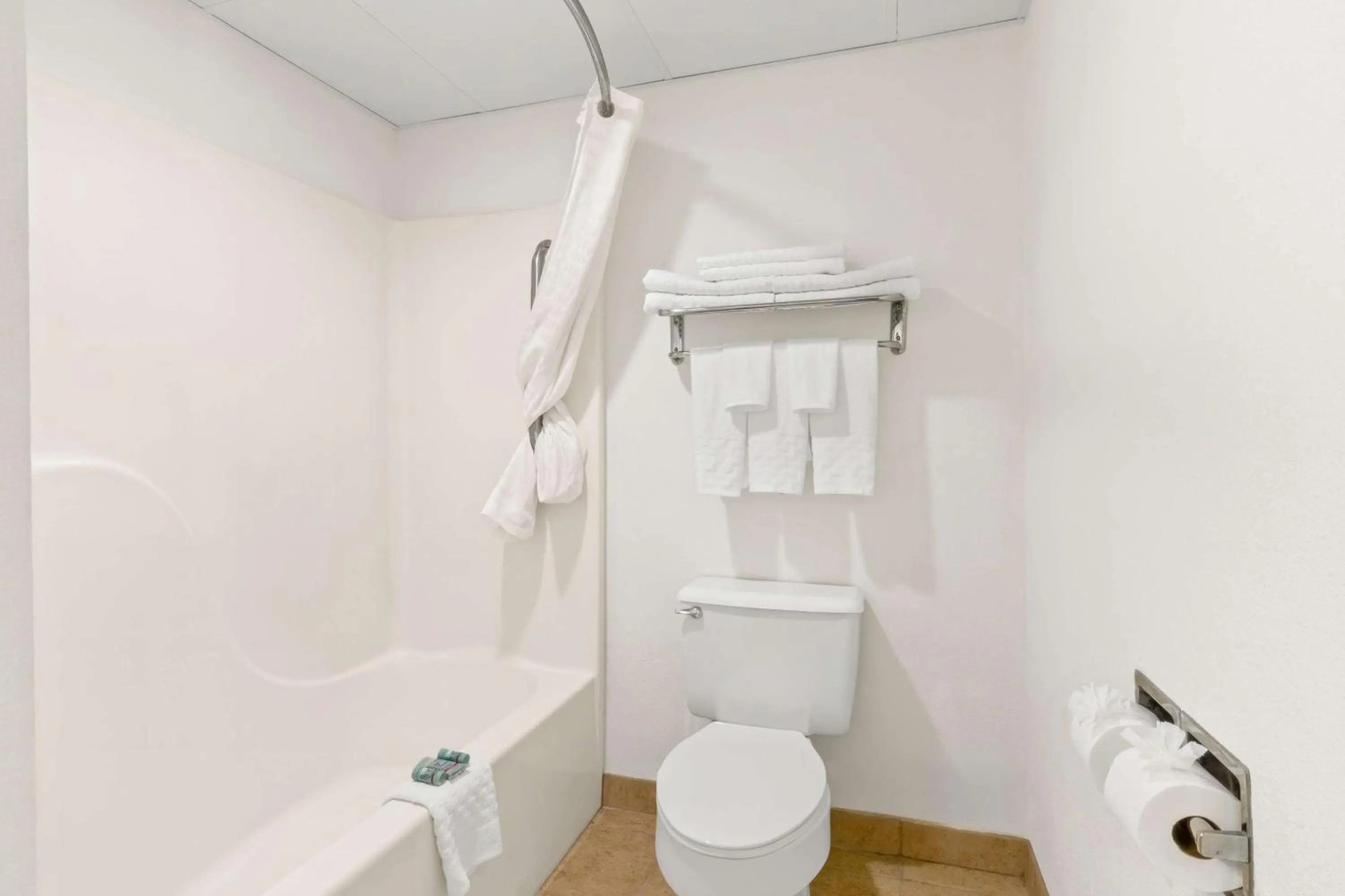 Bathroom in Best Western Hazlet Inn