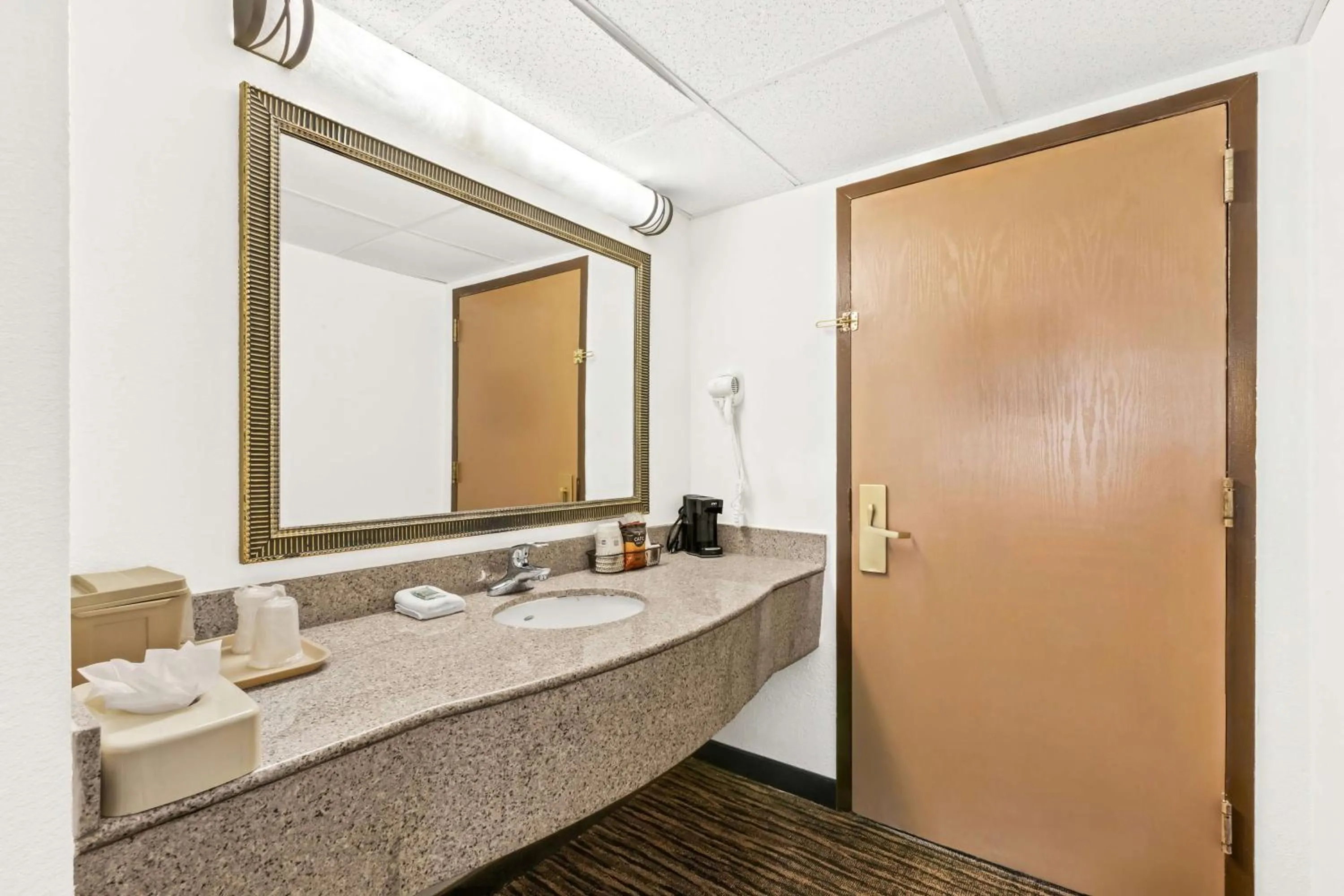 Bedroom in Best Western Hazlet Inn