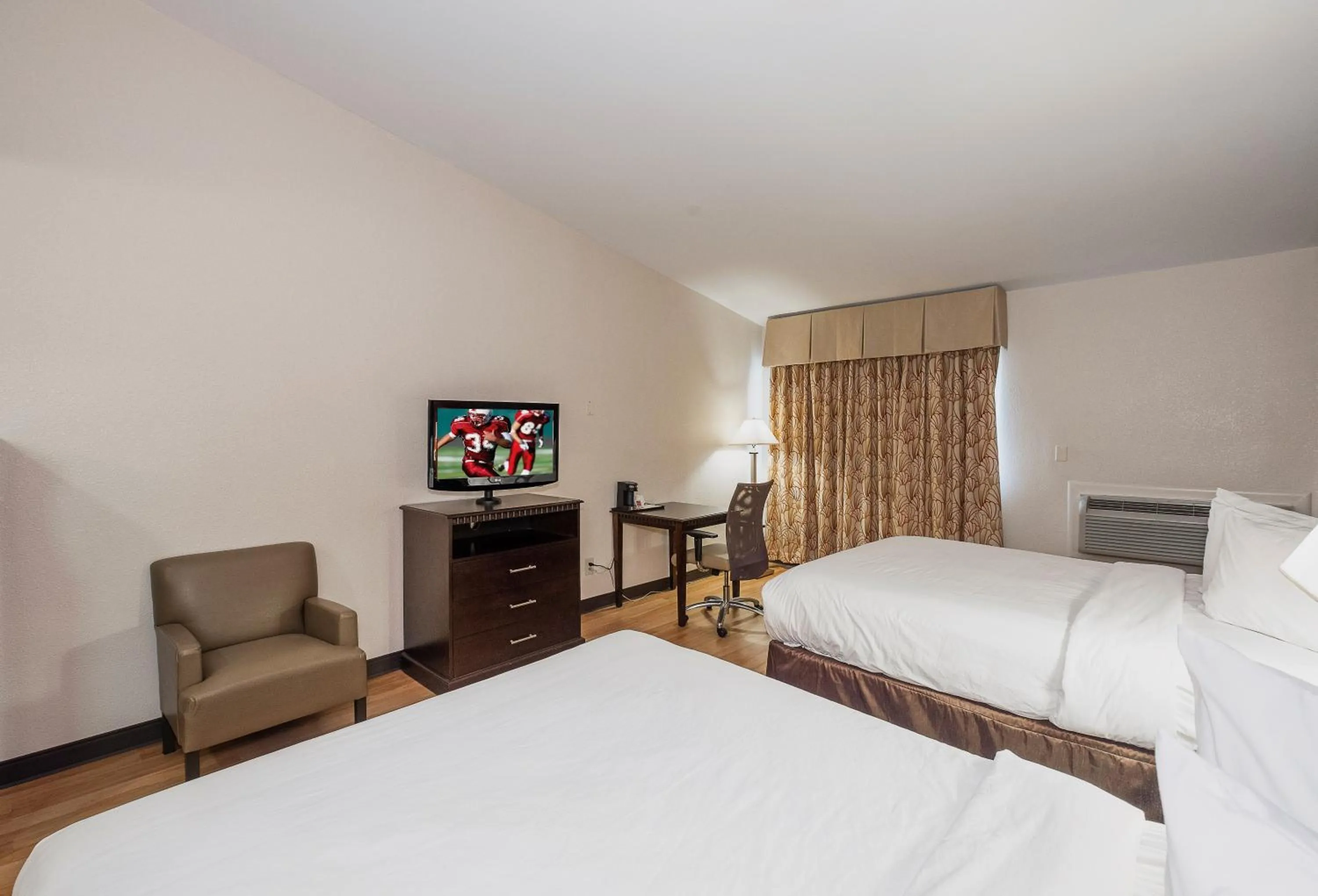 Photo of the whole room, Bed in Red Roof Inn & Suites Mt Holly - McGuire AFB