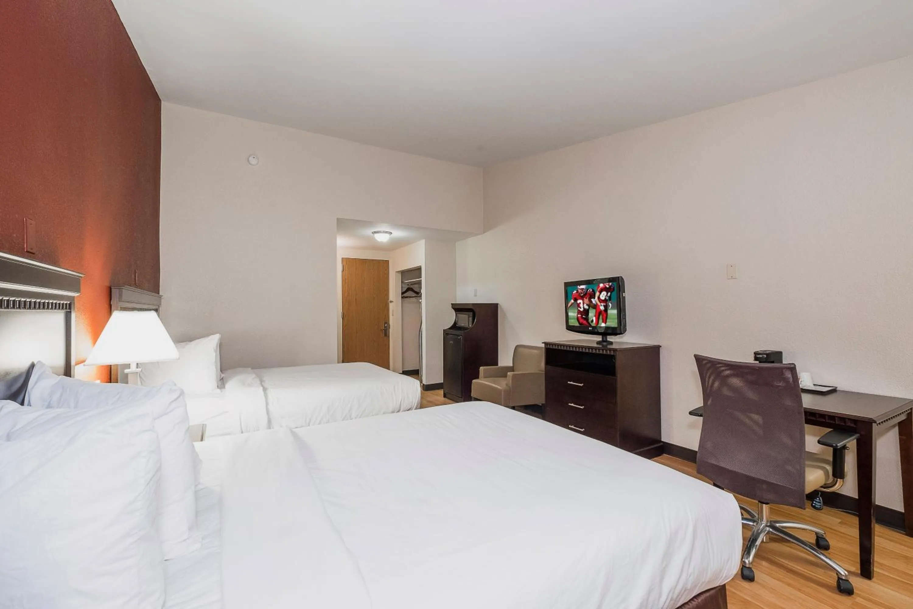 Photo of the whole room, Bed in Red Roof Inn & Suites Mt Holly - McGuire AFB